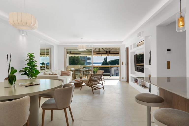 luxury apartment 4 Rooms for sale on CANNES (06400)