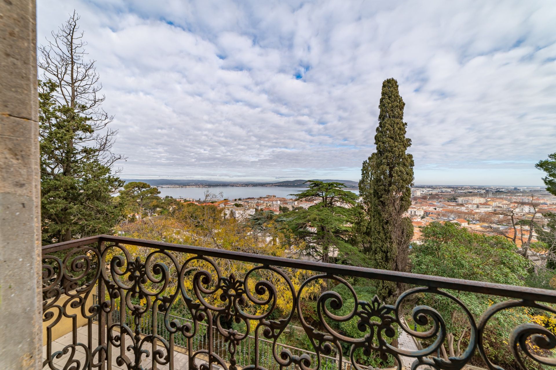 luxury house 6 Rooms for sale on SETE (34200)