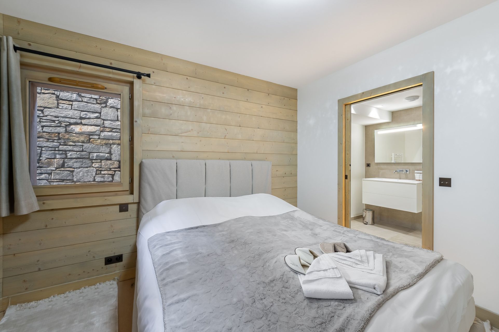 luxury apartment 5 Rooms for sale on MERIBEL LES ALLUES (73550)