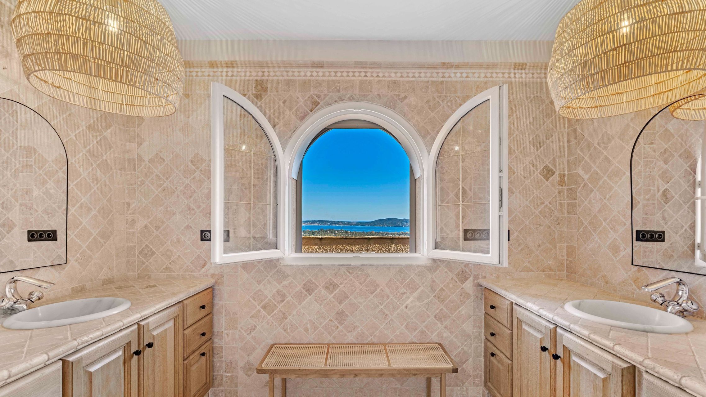 mansion 12 Rooms for sale on GRIMAUD (83310)