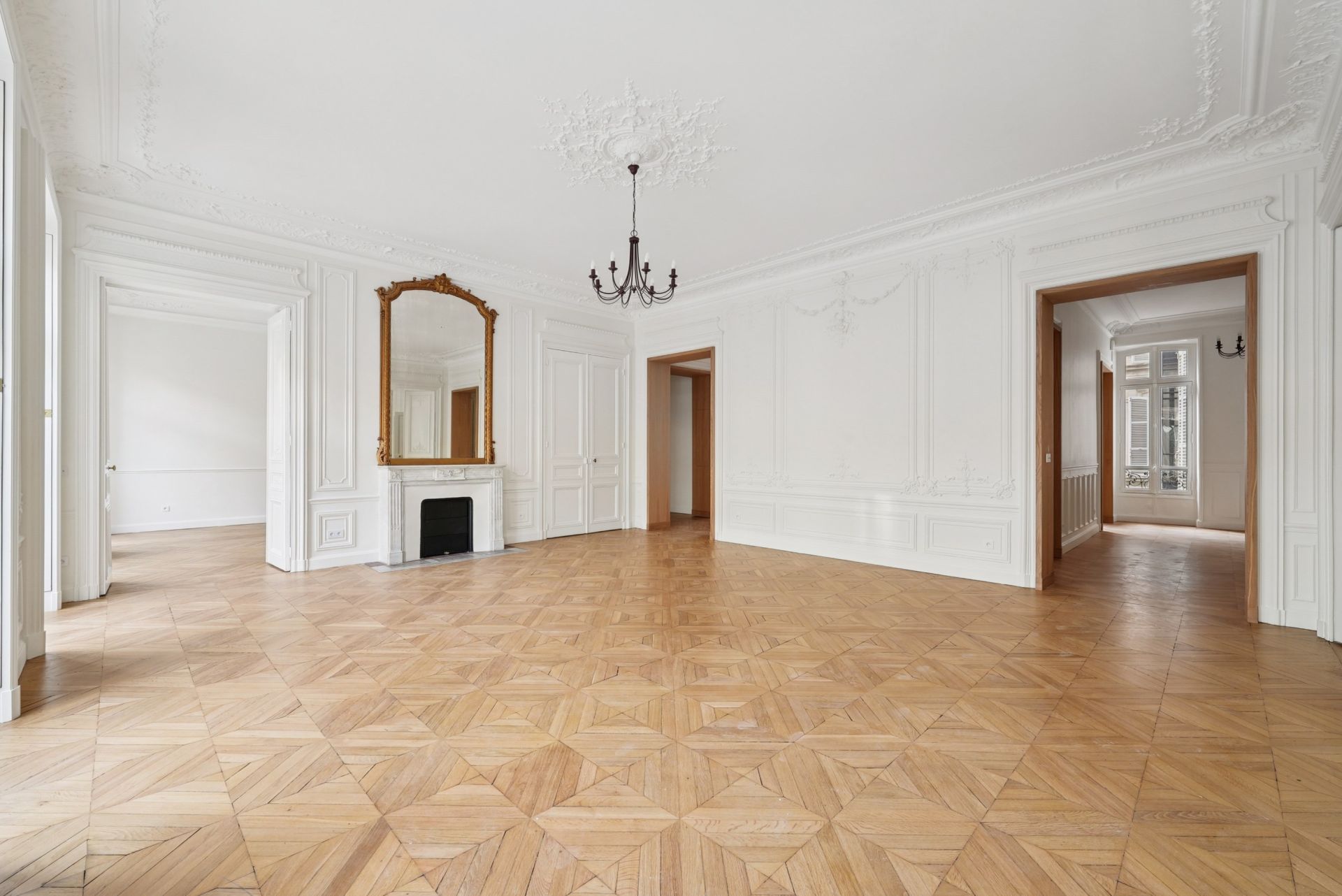 luxury apartment 6 Rooms for sale on PARIS (75008)