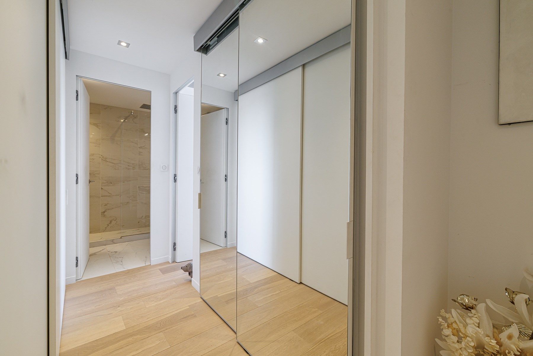 luxury apartment 4 Rooms for sale on NICE (06000)