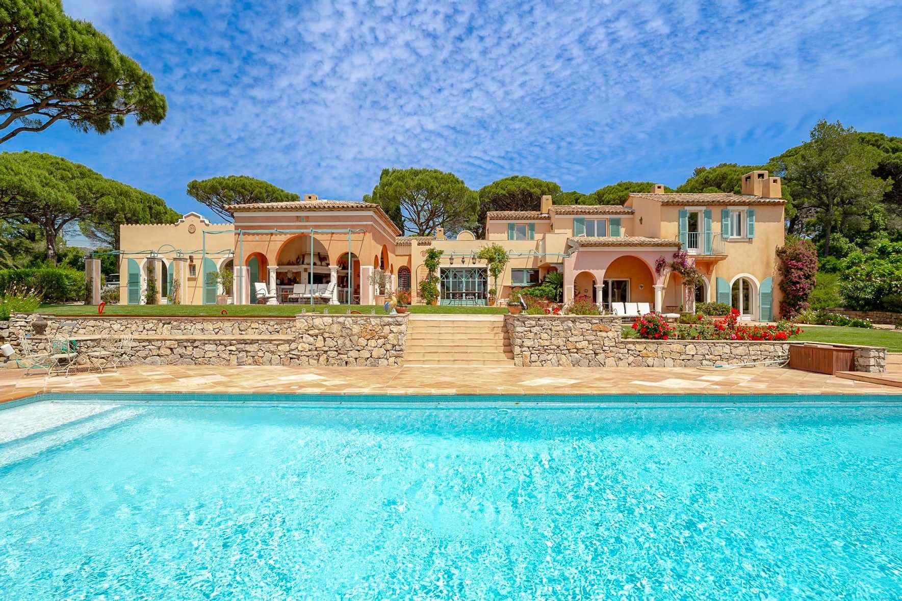 luxury villa 10 Rooms for sale on ST TROPEZ (83990)