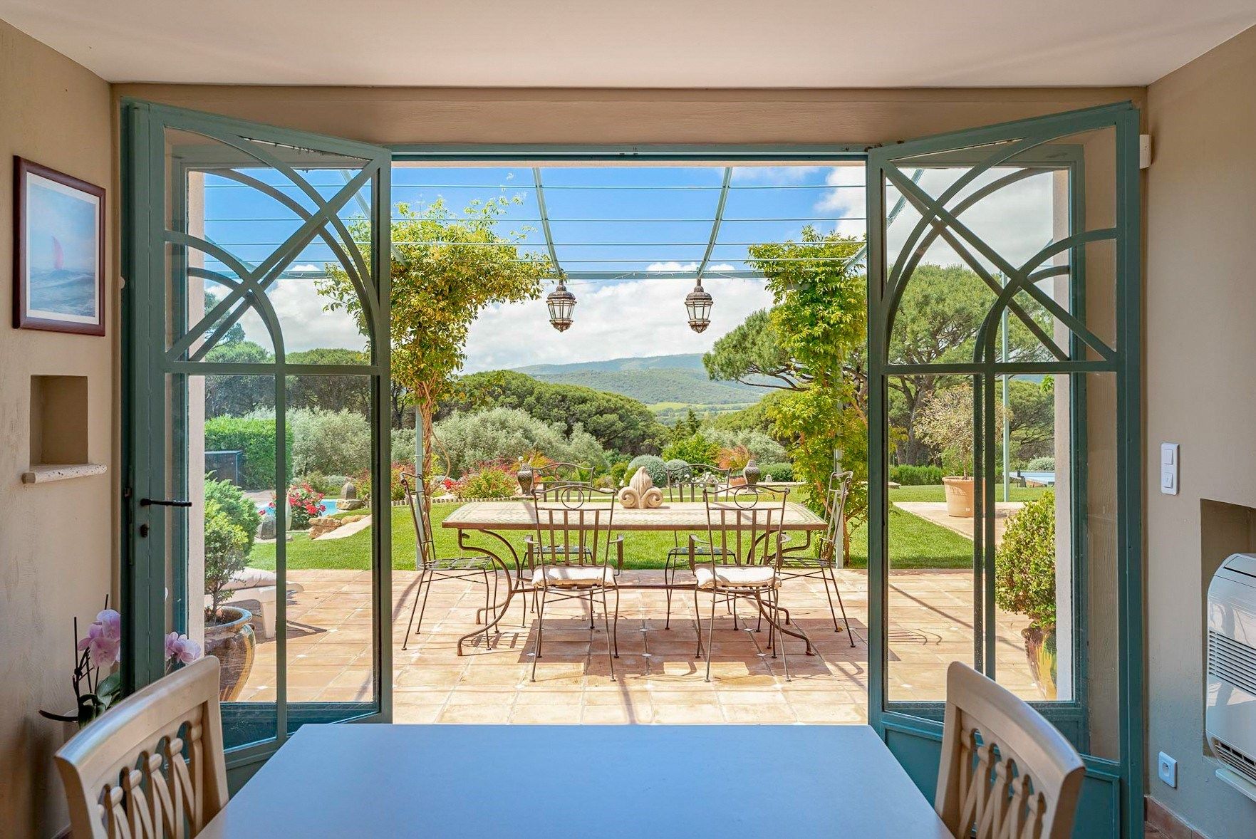 luxury villa 10 Rooms for sale on ST TROPEZ (83990)
