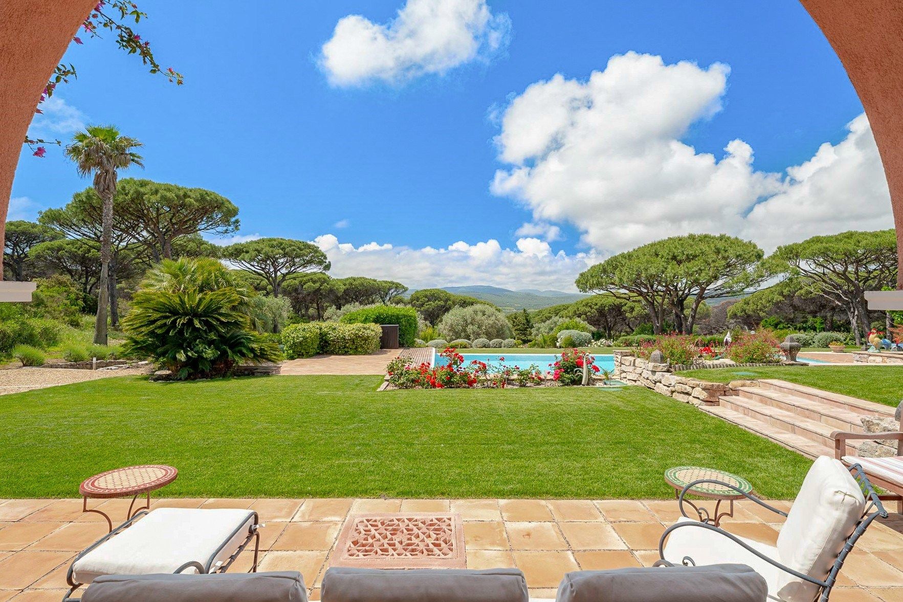 luxury villa 10 Rooms for sale on ST TROPEZ (83990)