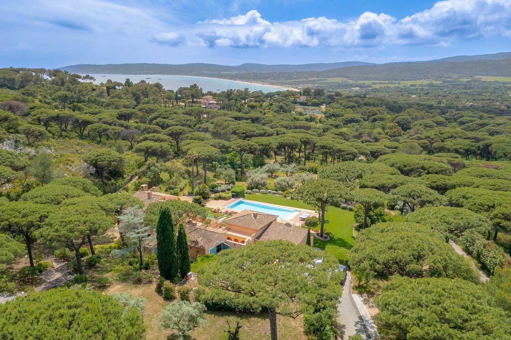 luxury villa 10 Rooms for sale on ST TROPEZ (83990)