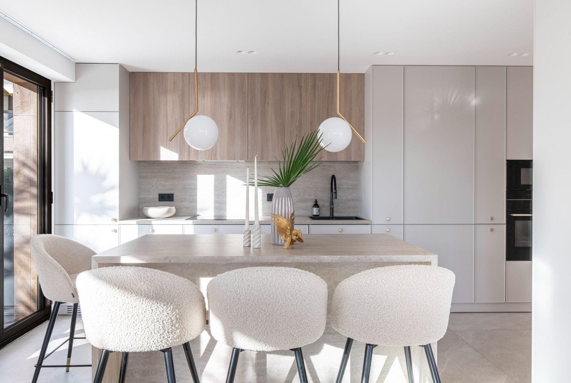 luxury apartment 4 Rooms for sale on NICE (06300)