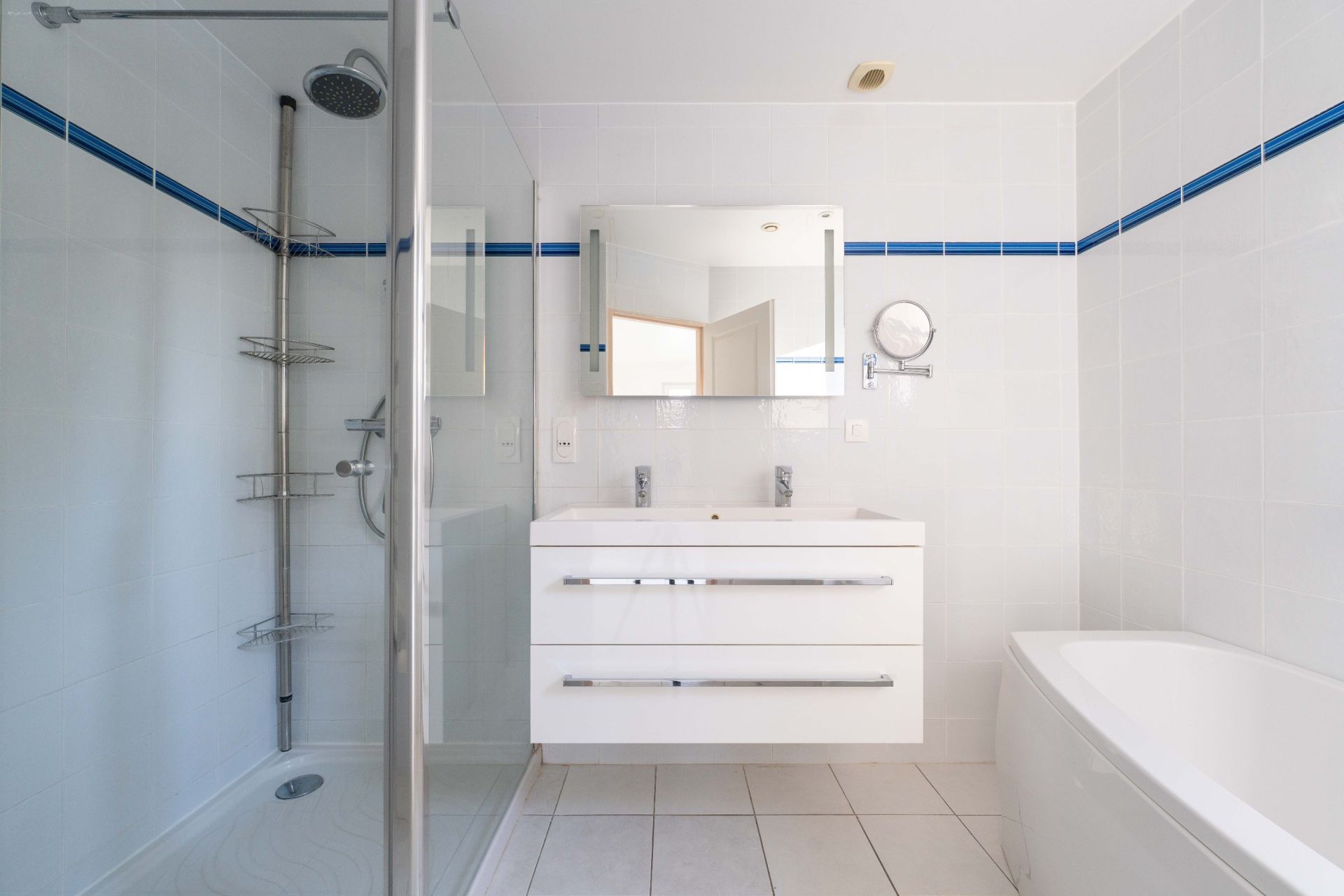 luxury house 5 Rooms for sale on BREUILLET (17920)