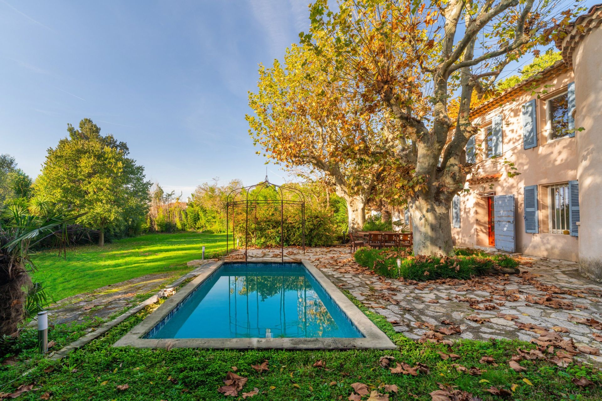 luxury house 7 Rooms for sale on MARSEILLE (13009)