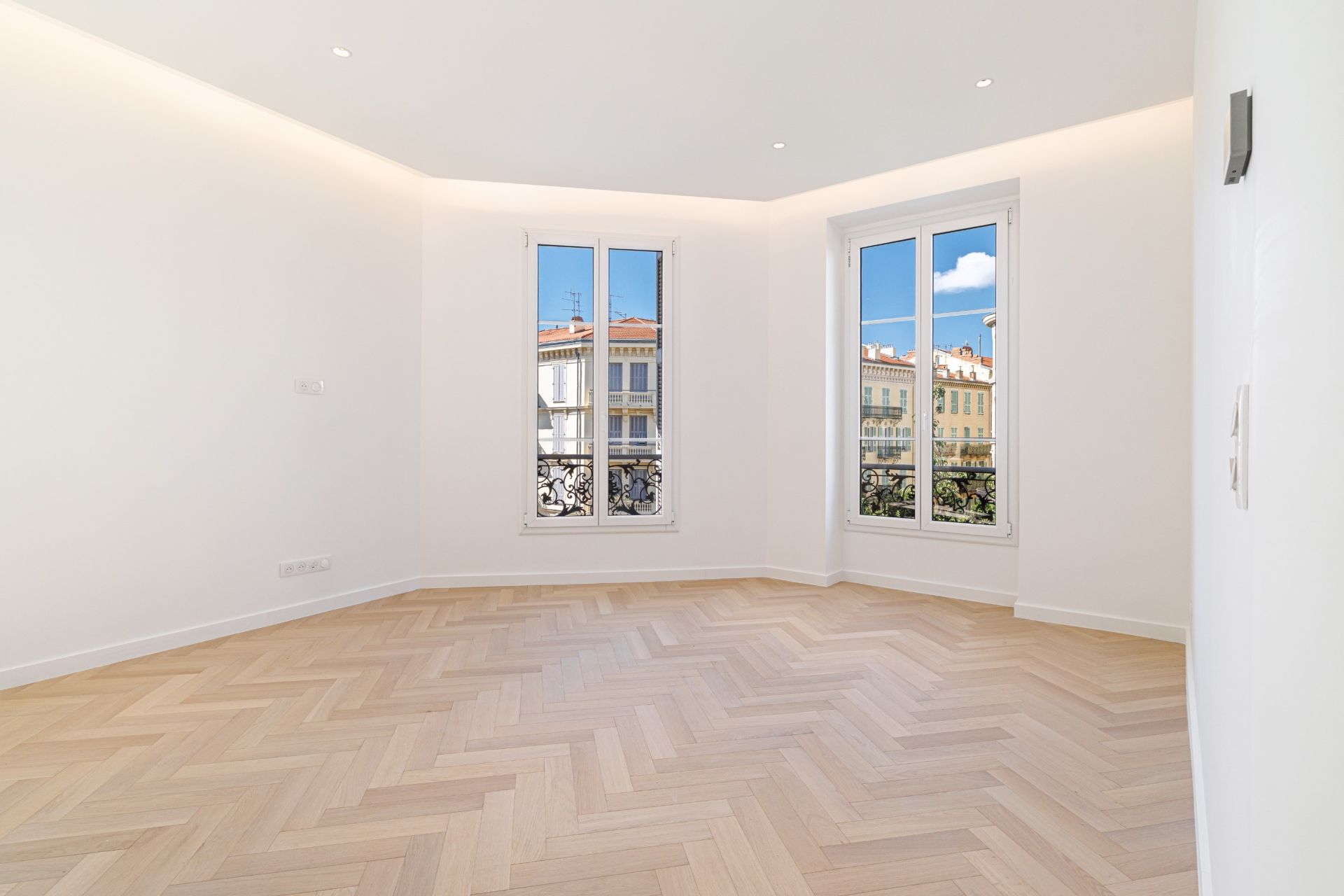 luxury apartment 4 Rooms for sale on NICE (06000)