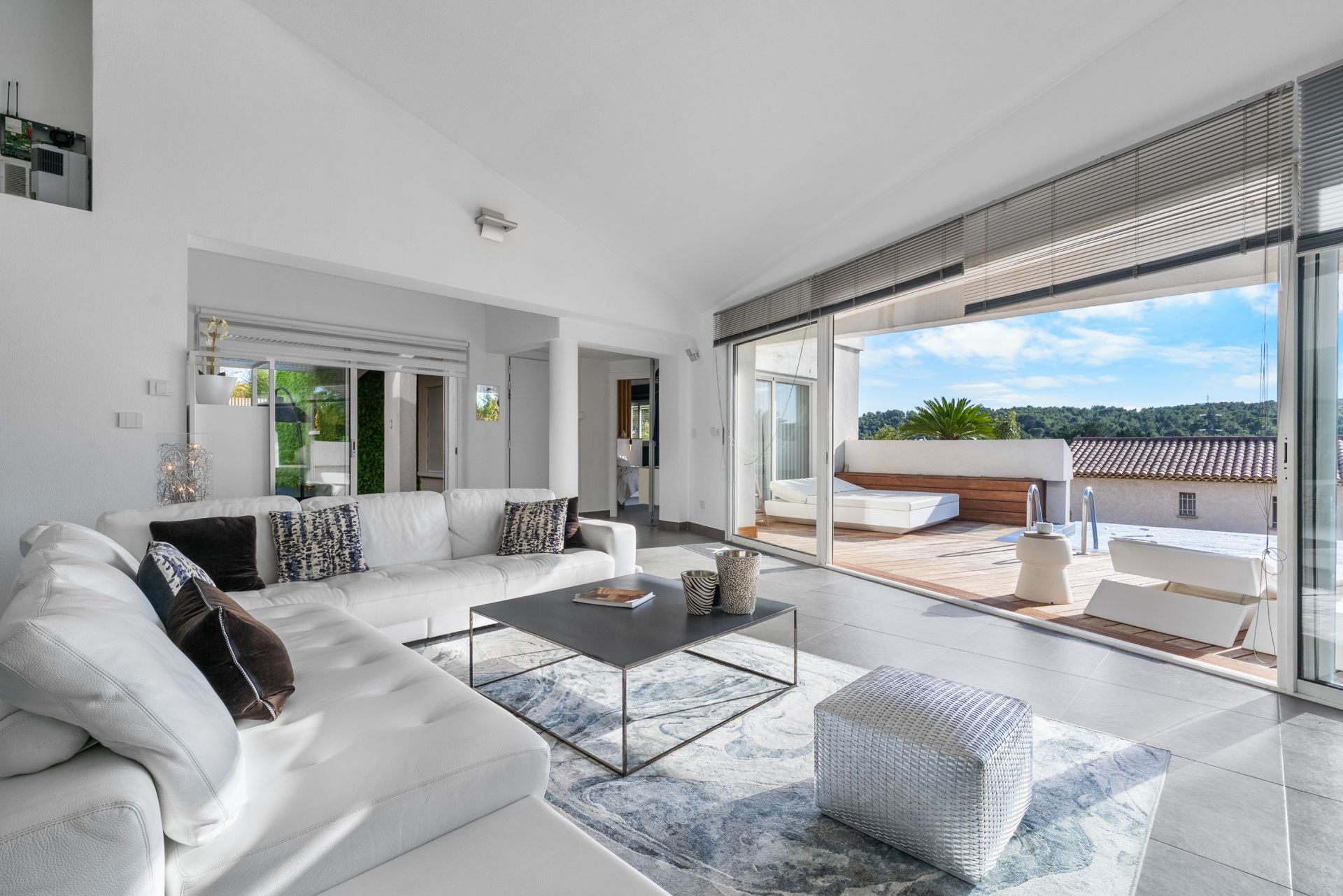 luxury house 5 Rooms for sale on ALLAUCH (13190)