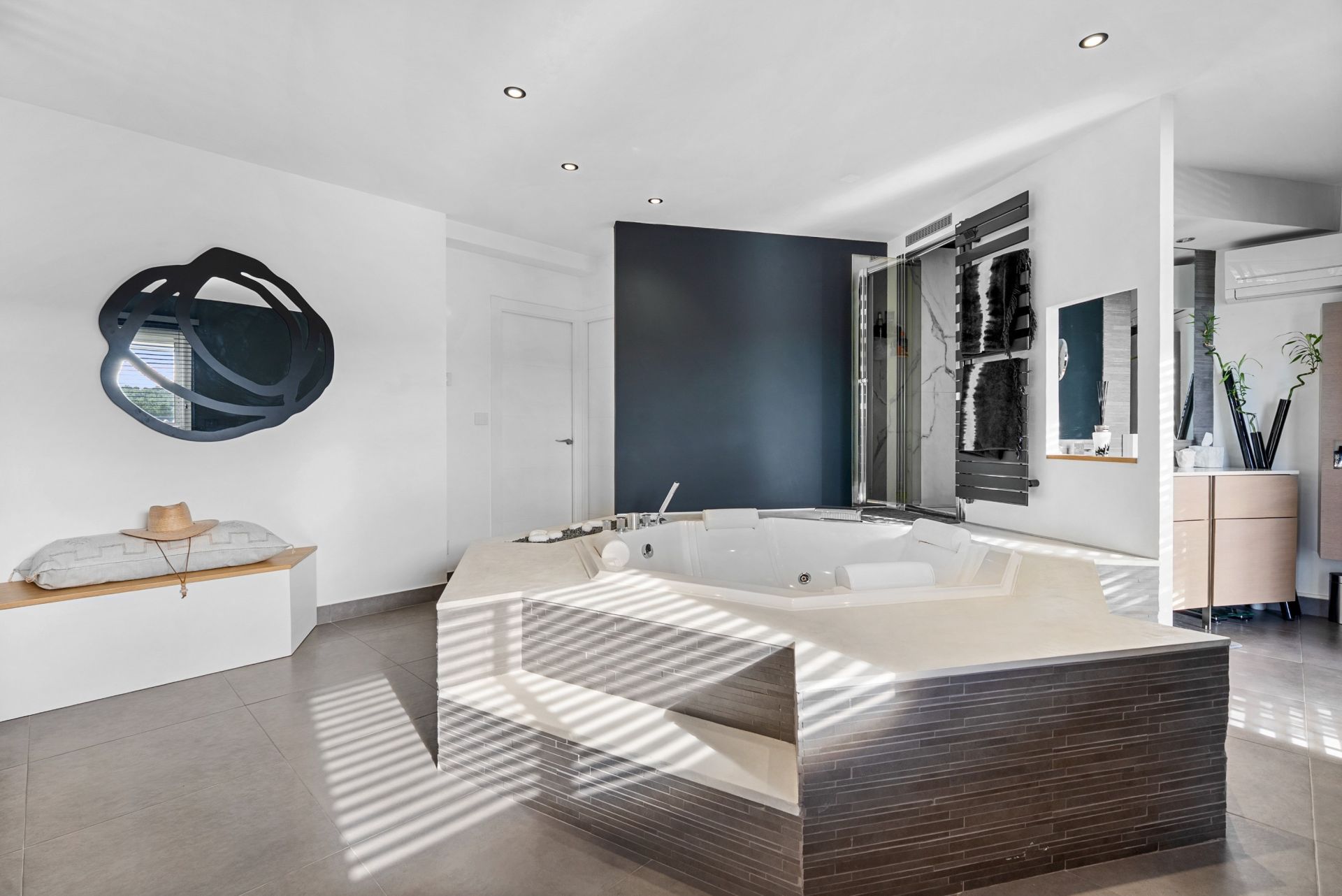 luxury house 5 Rooms for sale on ALLAUCH (13190)