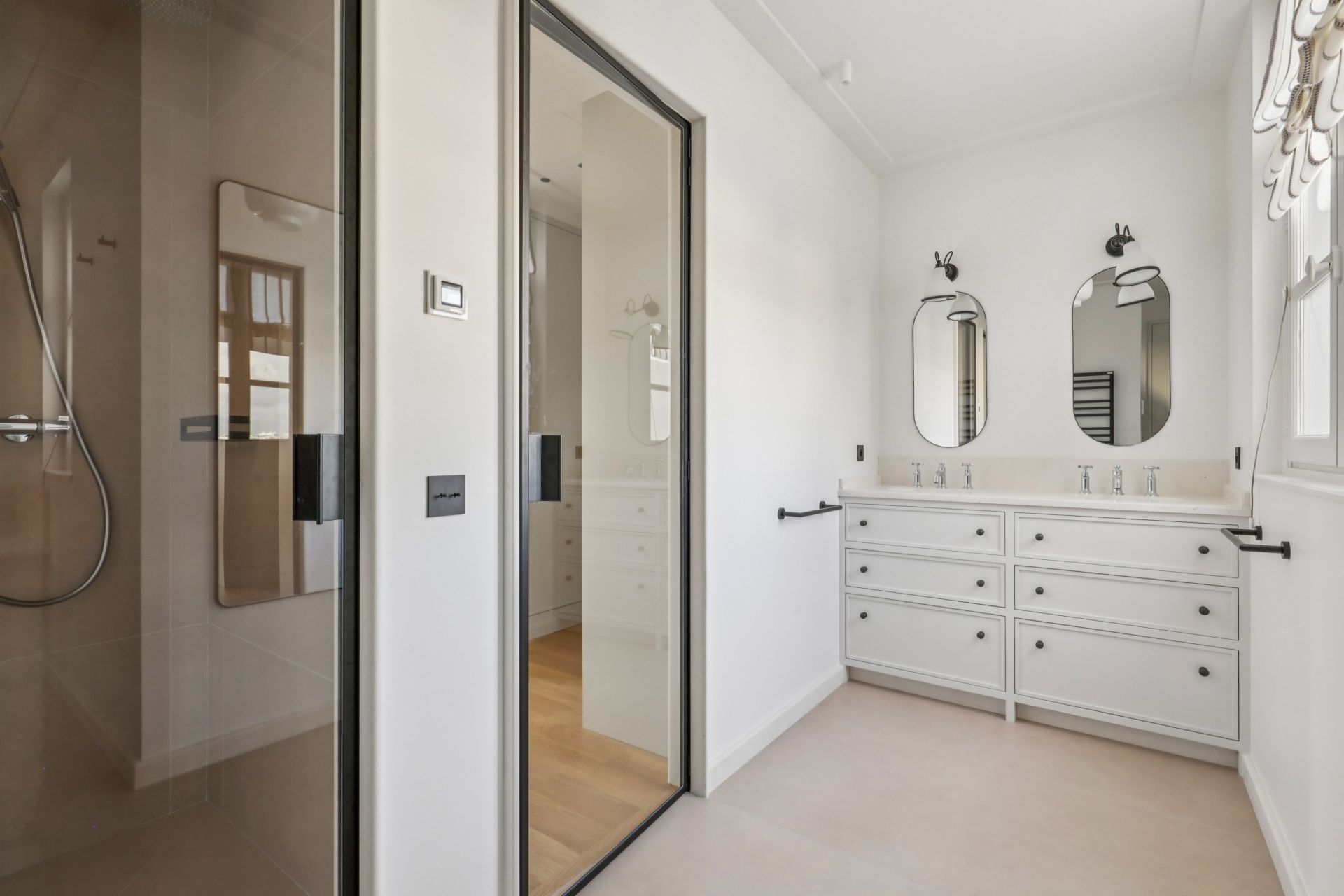 luxury apartment 5 Rooms for rent on PARIS (75007)