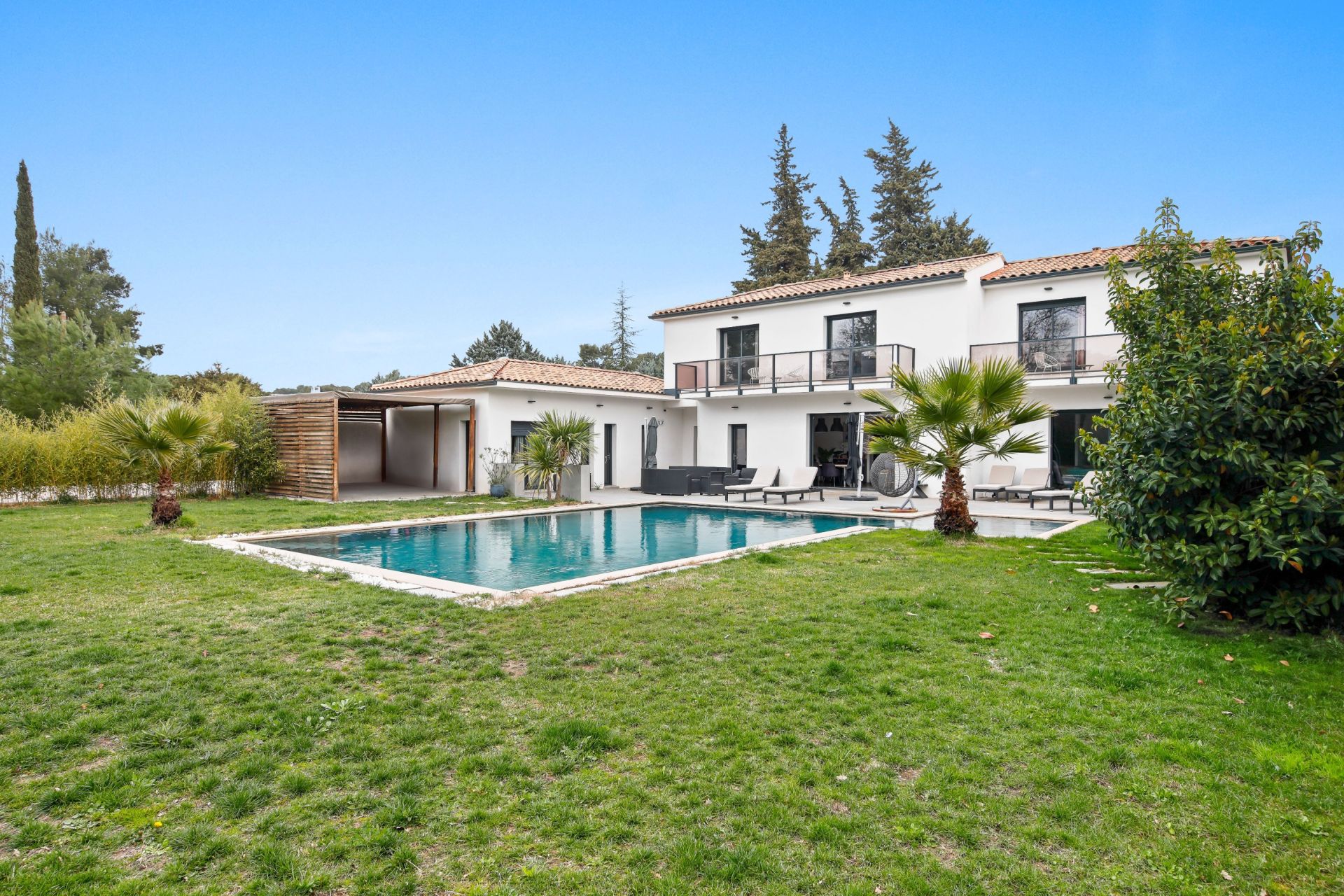 luxury house 8 Rooms for sale on LE BEAUSSET (83330)