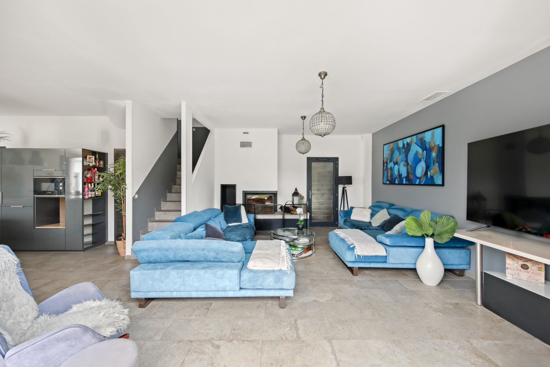 luxury house 8 Rooms for sale on LE BEAUSSET (83330)