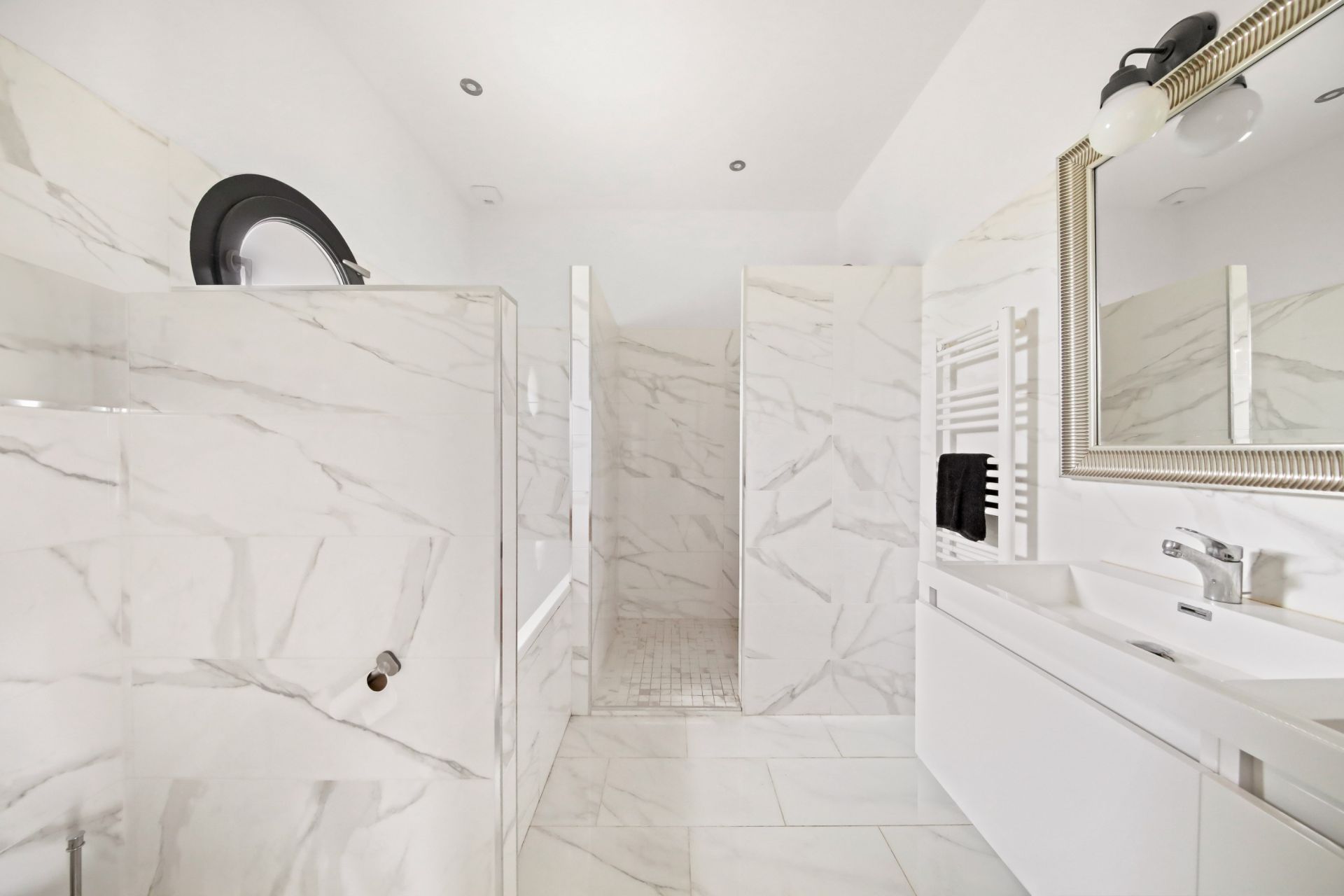 luxury house 8 Rooms for sale on LE BEAUSSET (83330)