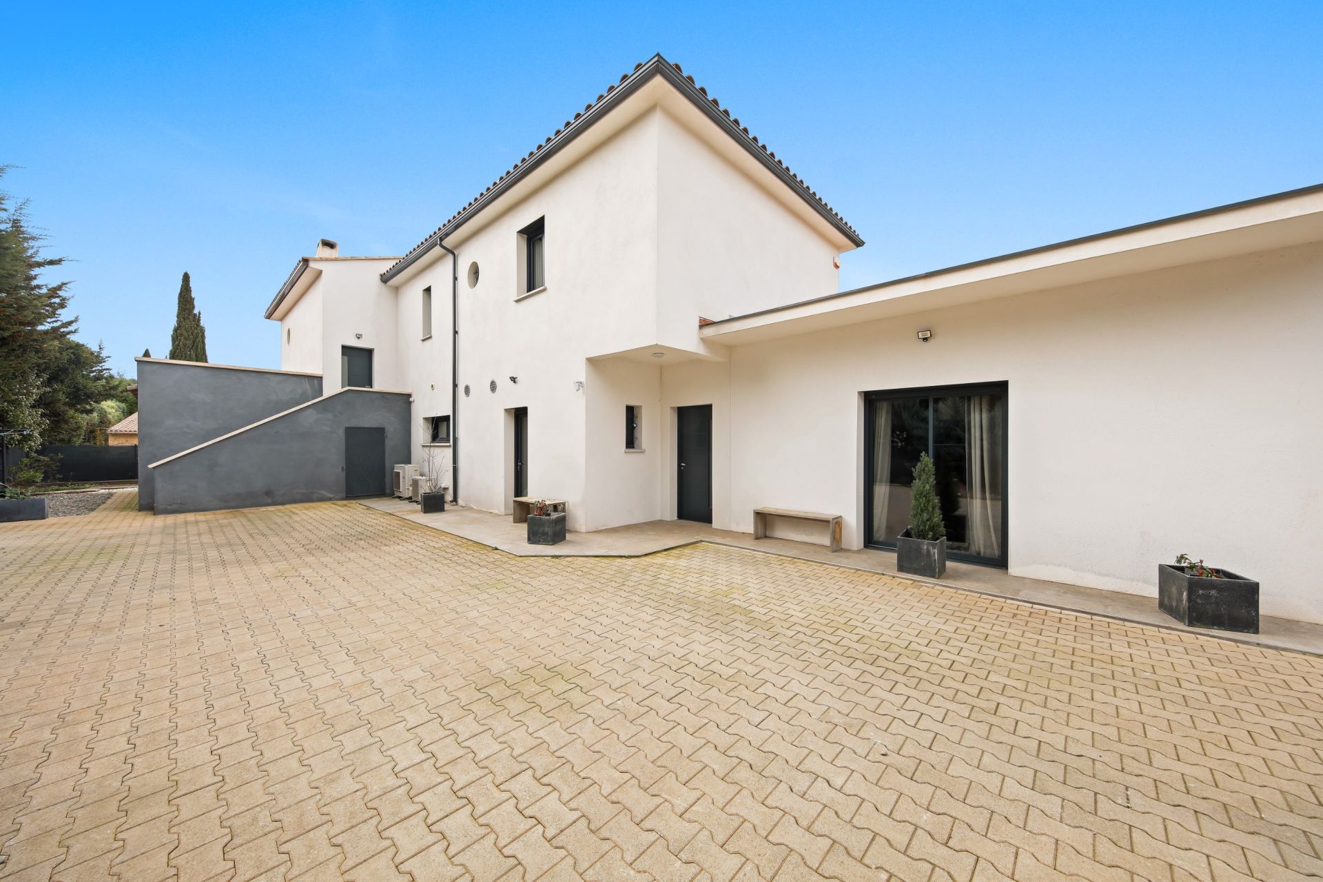 luxury house 8 Rooms for sale on LE BEAUSSET (83330)