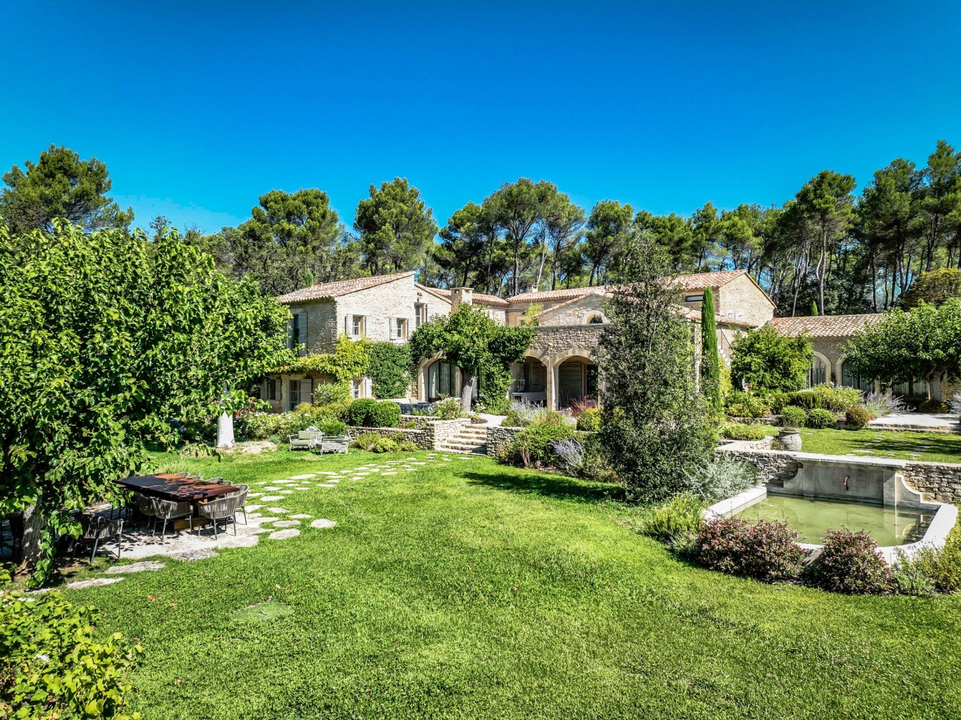 maison de luxe 18 Pièces en location saisonnière sur MENERBES (84560)