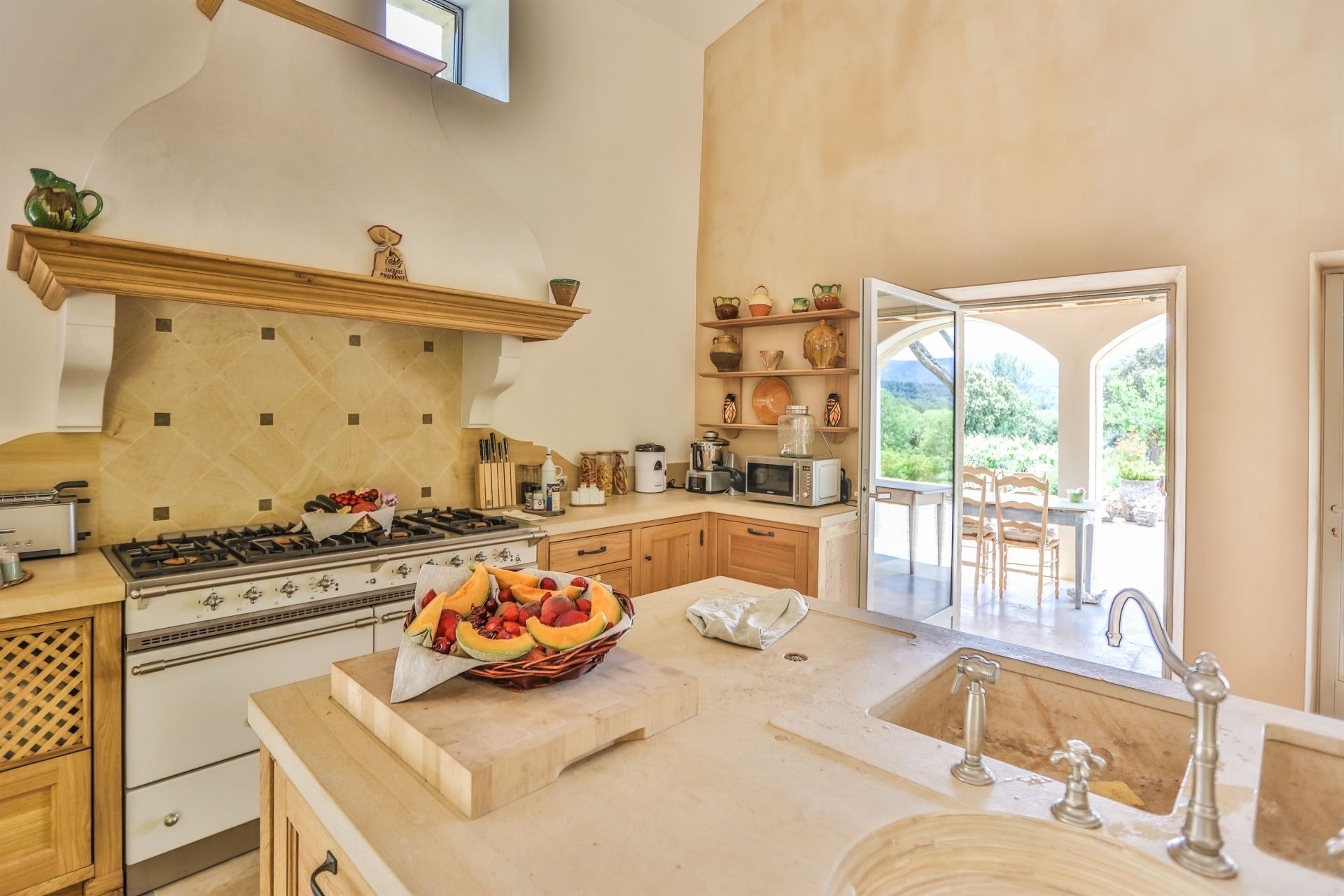 maison de luxe 18 Pièces en location saisonnière sur MENERBES (84560)