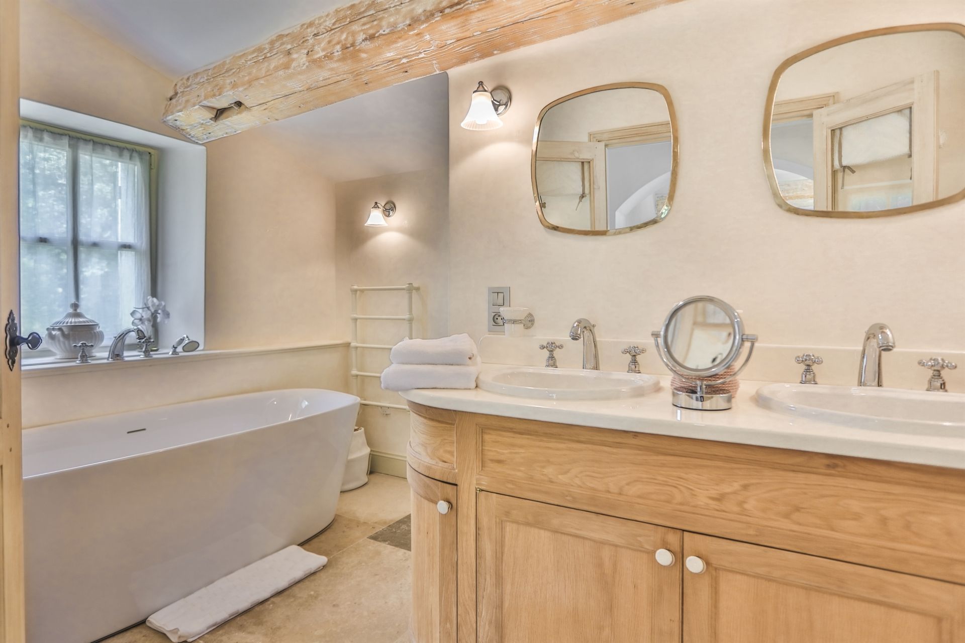 maison de luxe 18 Pièces en location saisonnière sur MENERBES (84560)