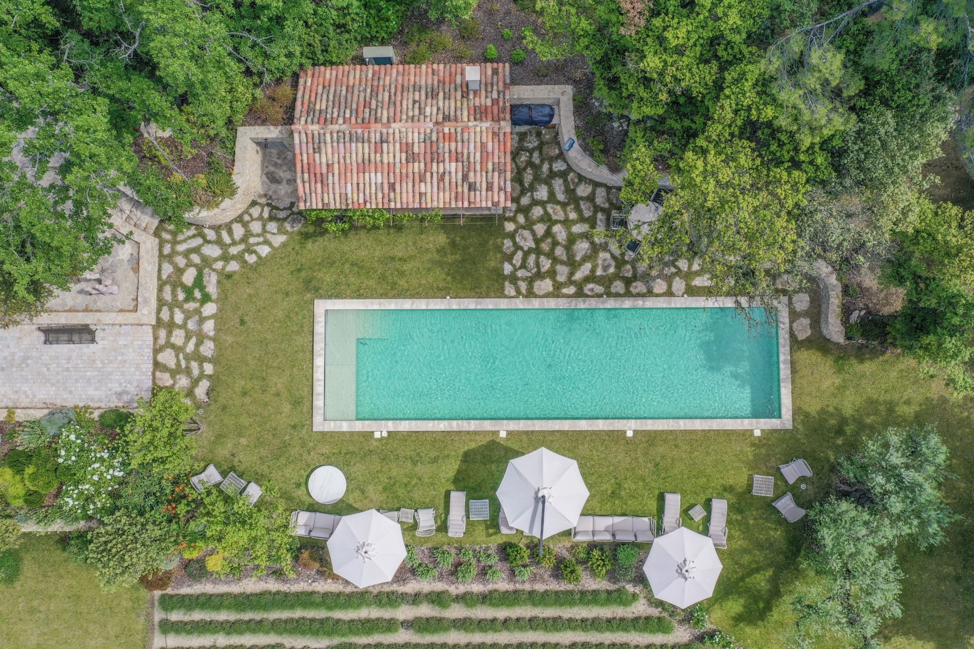 luxury house 18 Rooms for seasonal rent on MENERBES (84560)