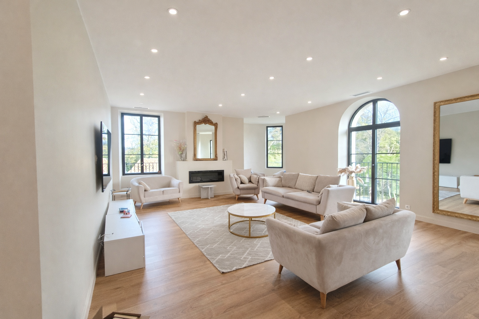 luxury apartment 5 Rooms for sale on PENNAUTIER (11610)