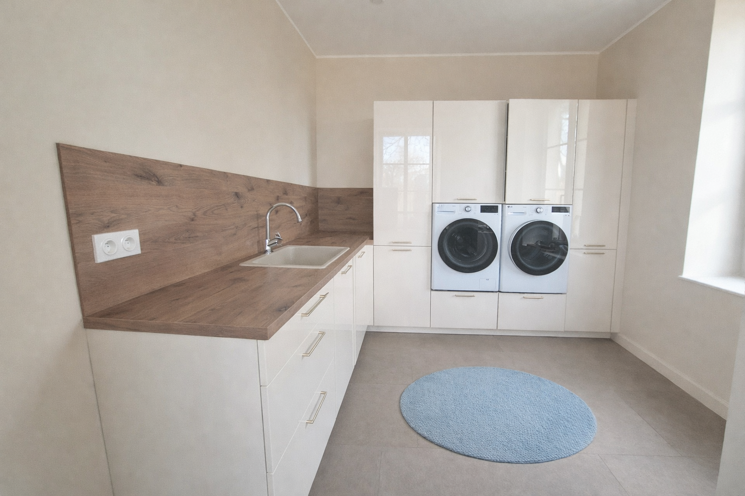 luxury apartment 5 Rooms for sale on PENNAUTIER (11610)