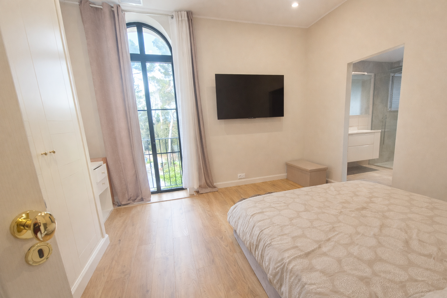 luxury apartment 5 Rooms for sale on PENNAUTIER (11610)