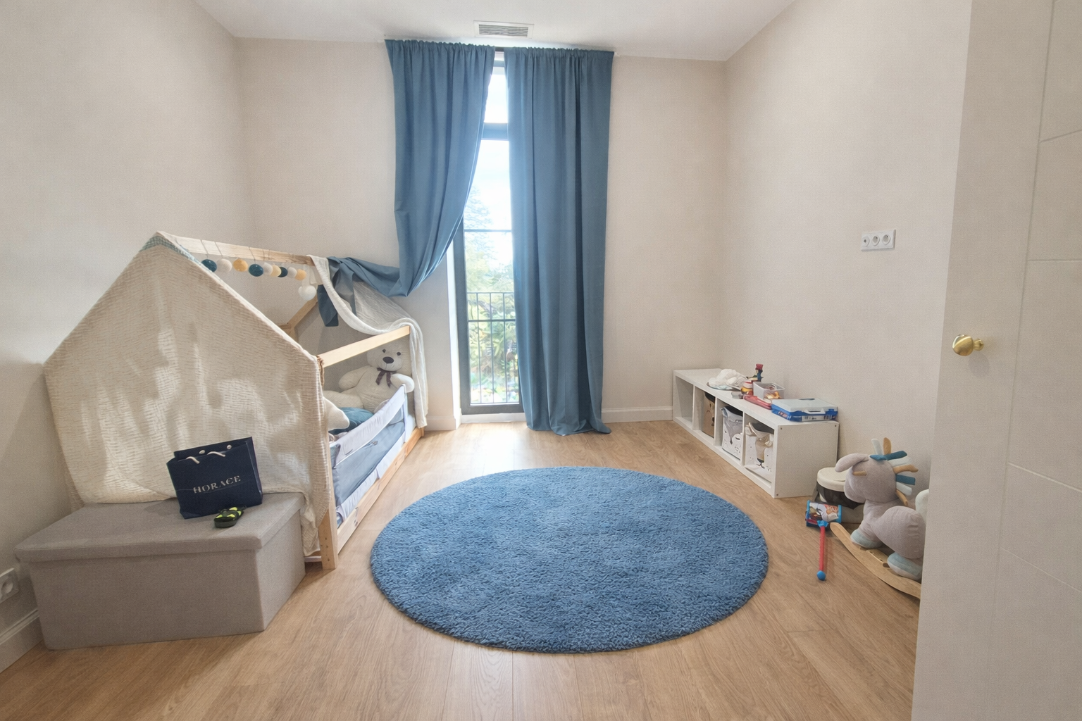 luxury apartment 5 Rooms for sale on PENNAUTIER (11610)