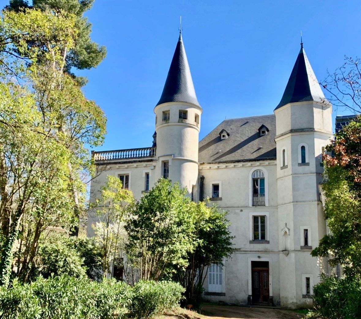 luxury apartment 5 Rooms for sale on PENNAUTIER (11610)