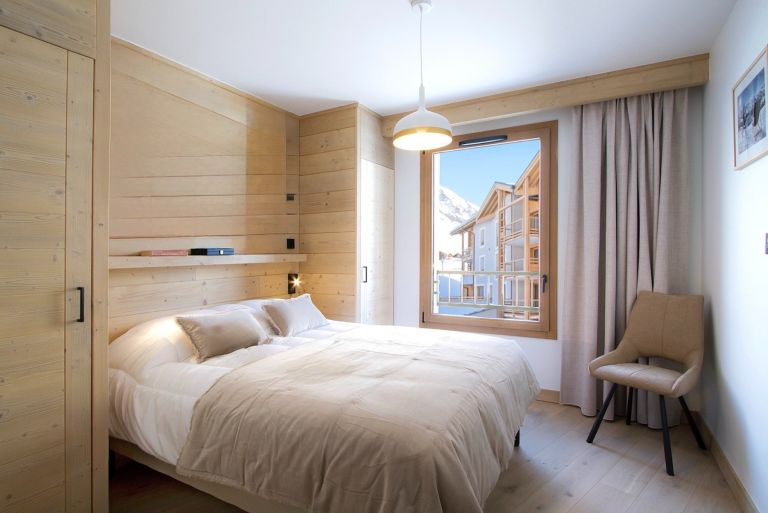 luxury apartment 4 Rooms for sale on L ALPE D HUEZ (38750)