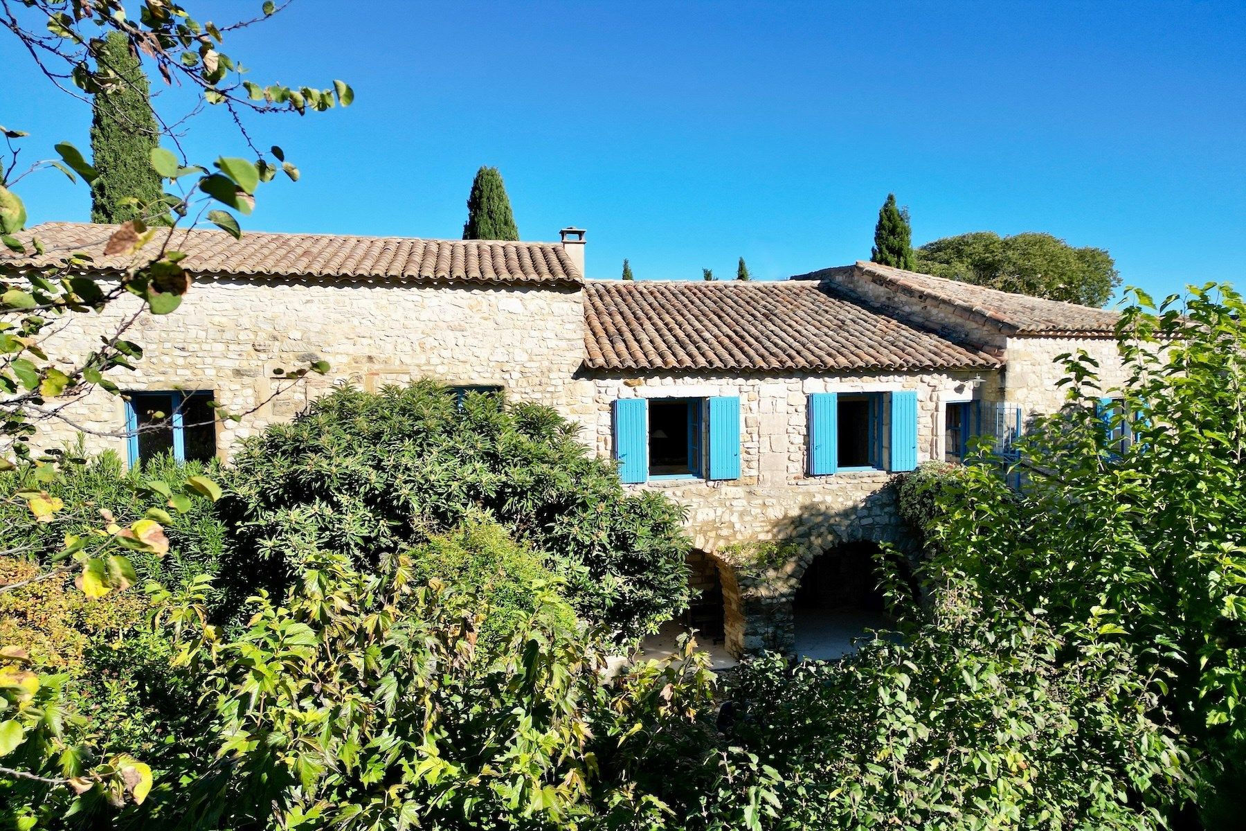 luxury house 9 Rooms for sale on UZES (30700)