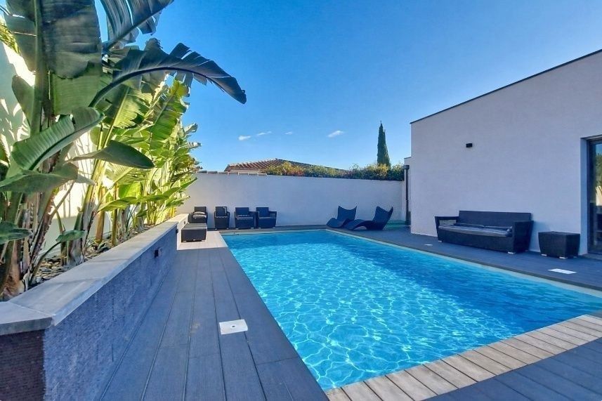luxury house 8 Rooms for sale on NARBONNE (11100)