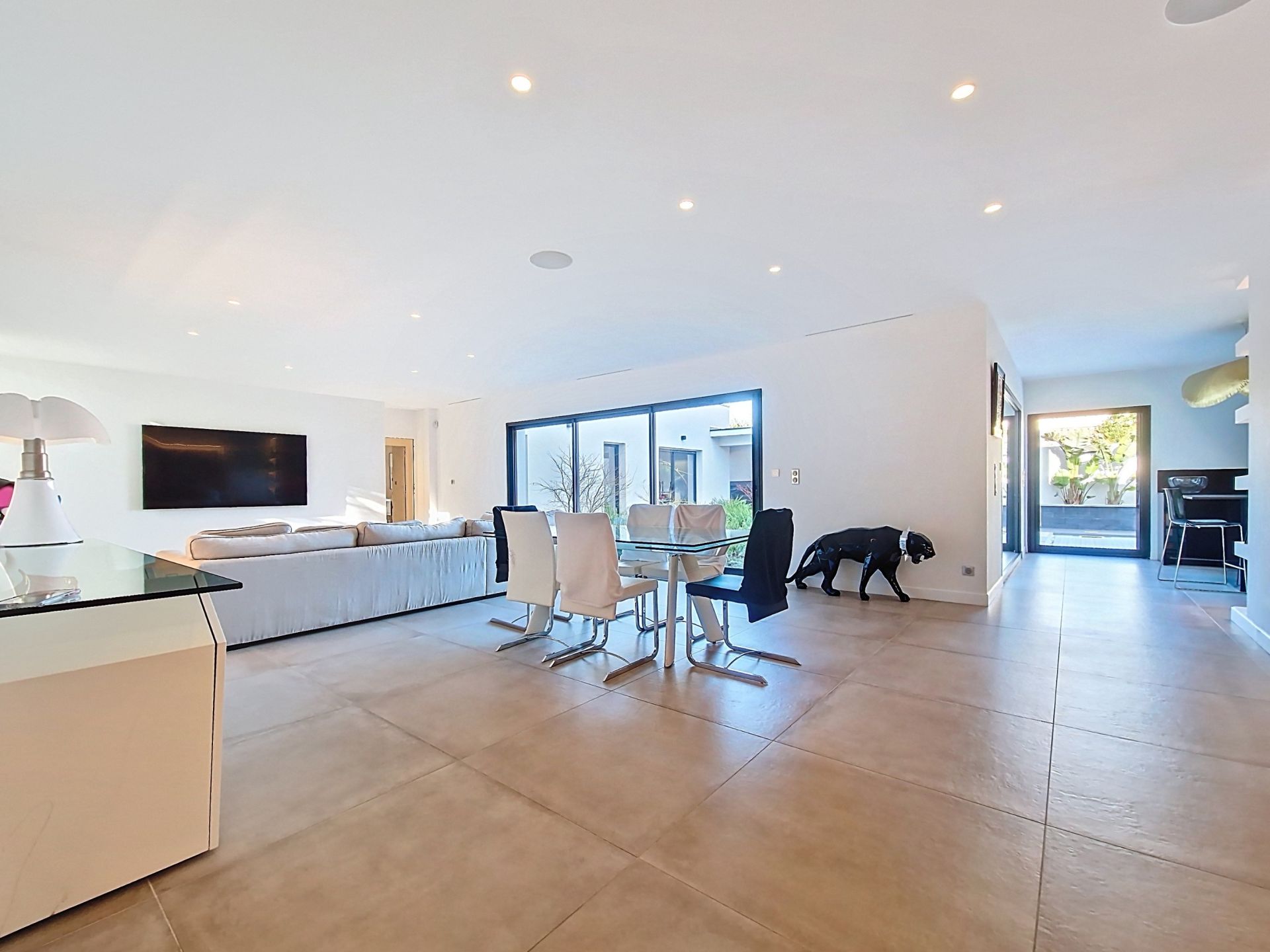 luxury house 8 Rooms for sale on NARBONNE (11100)