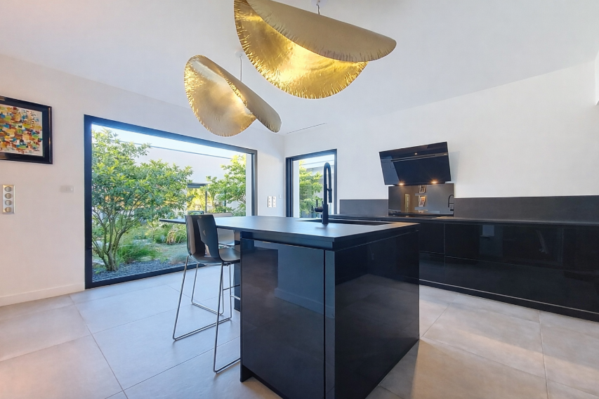 luxury house 8 Rooms for sale on NARBONNE (11100)