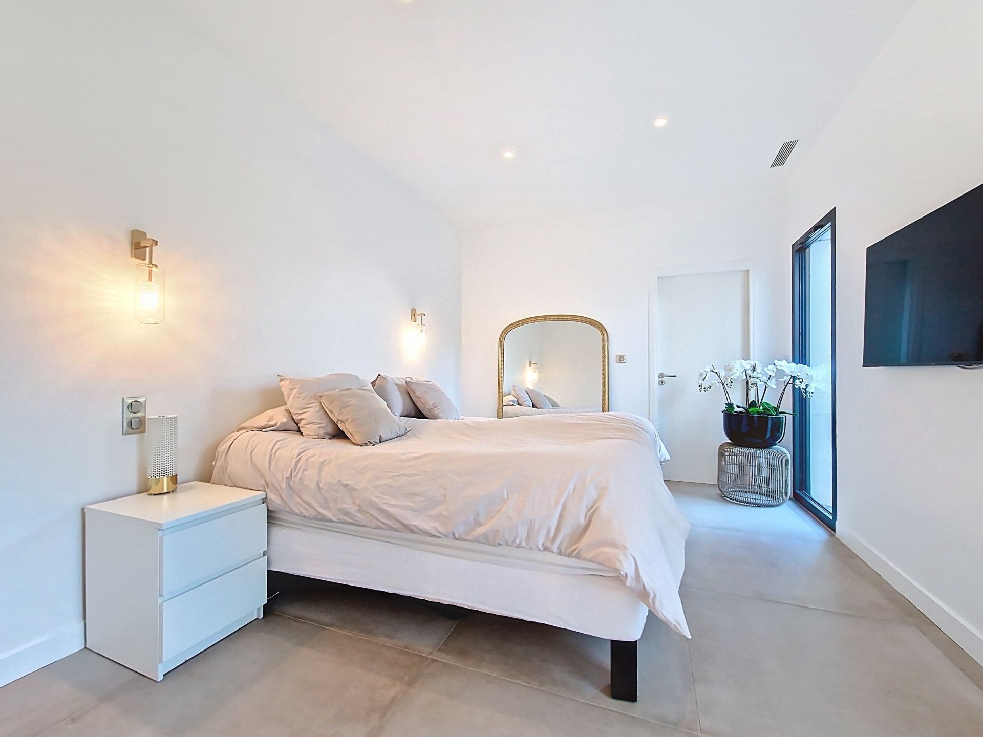 luxury house 8 Rooms for sale on NARBONNE (11100)