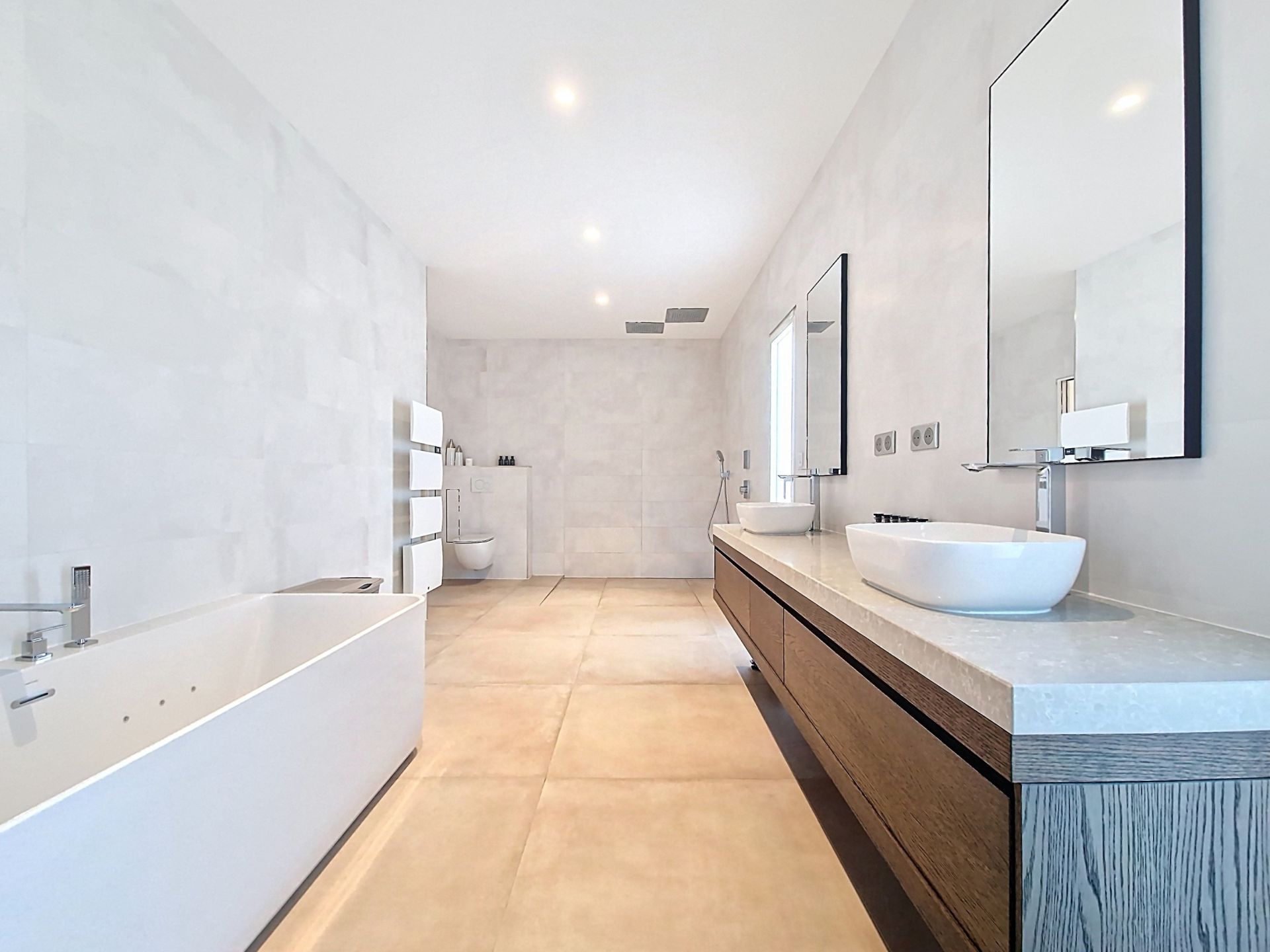 luxury house 8 Rooms for sale on NARBONNE (11100)