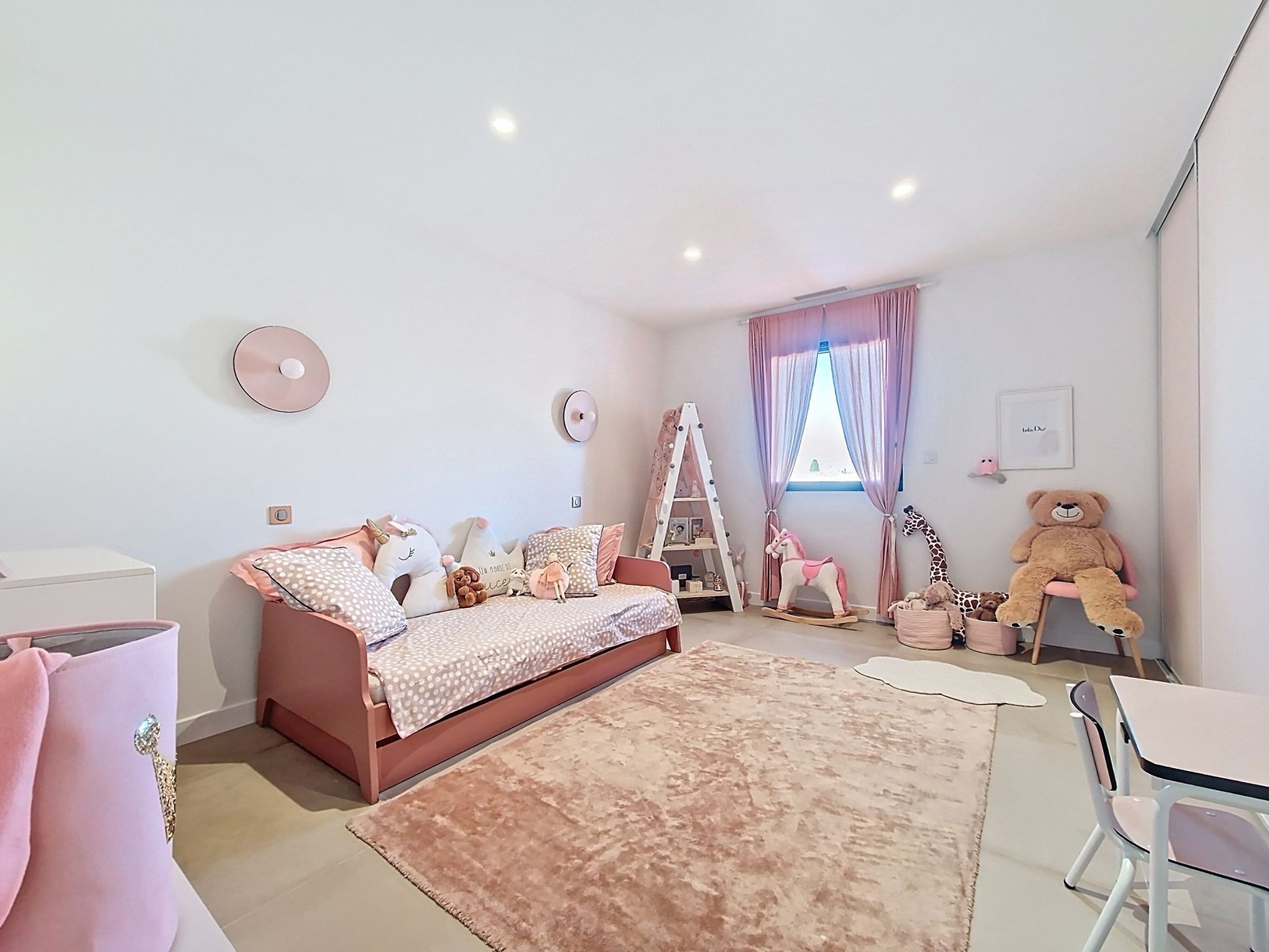luxury house 8 Rooms for sale on NARBONNE (11100)