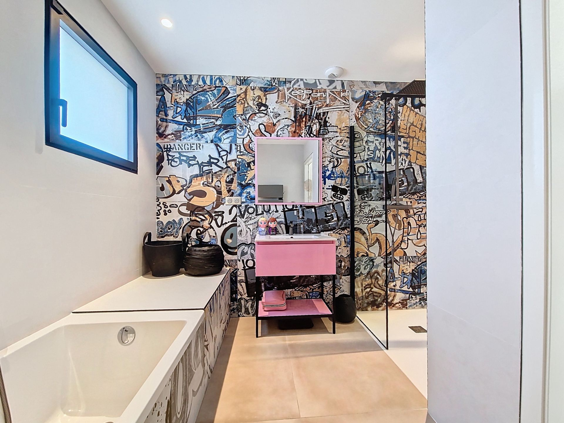 luxury house 8 Rooms for sale on NARBONNE (11100)