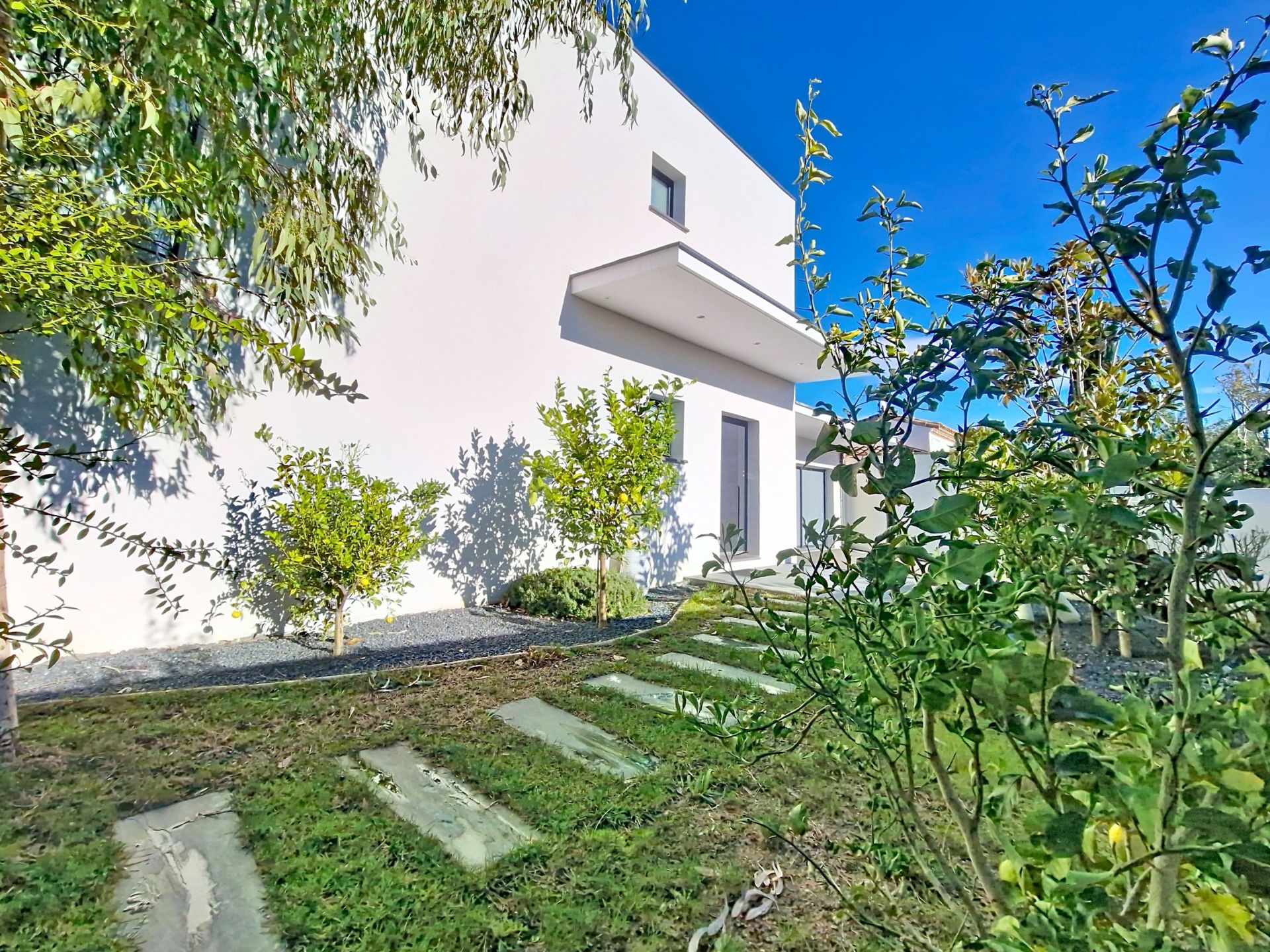 luxury house 8 Rooms for sale on NARBONNE (11100)