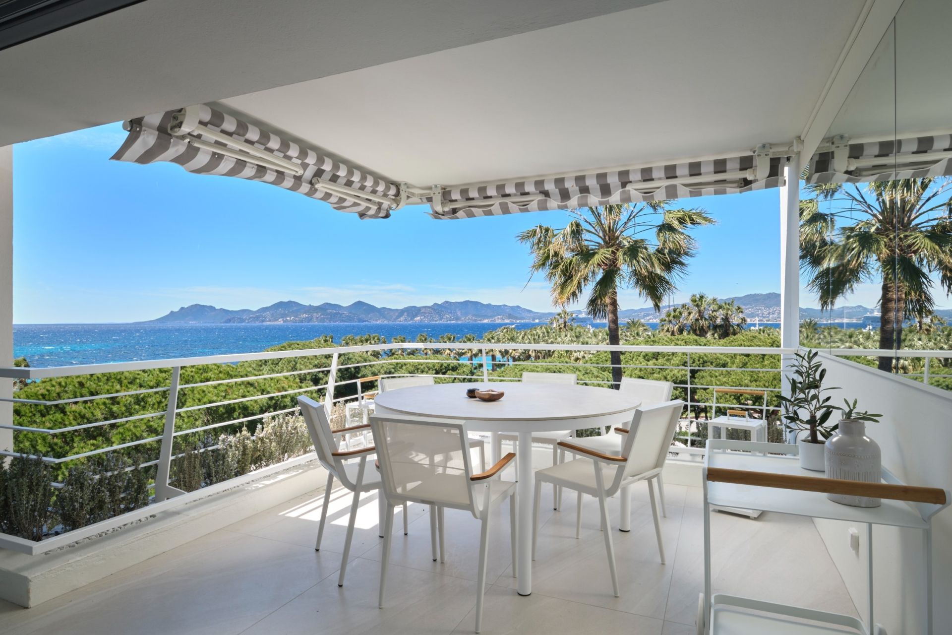 luxury apartment 4 Rooms for sale on CANNES (06400)