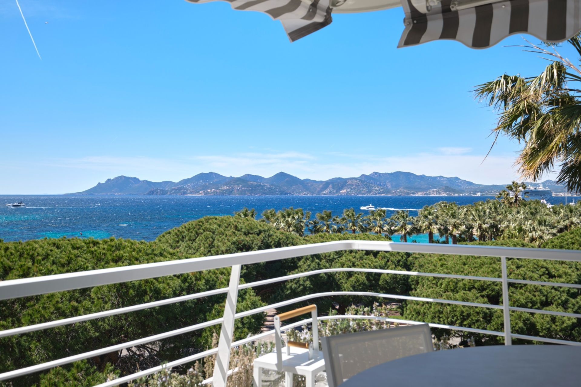 luxury apartment 4 Rooms for sale on CANNES (06400)
