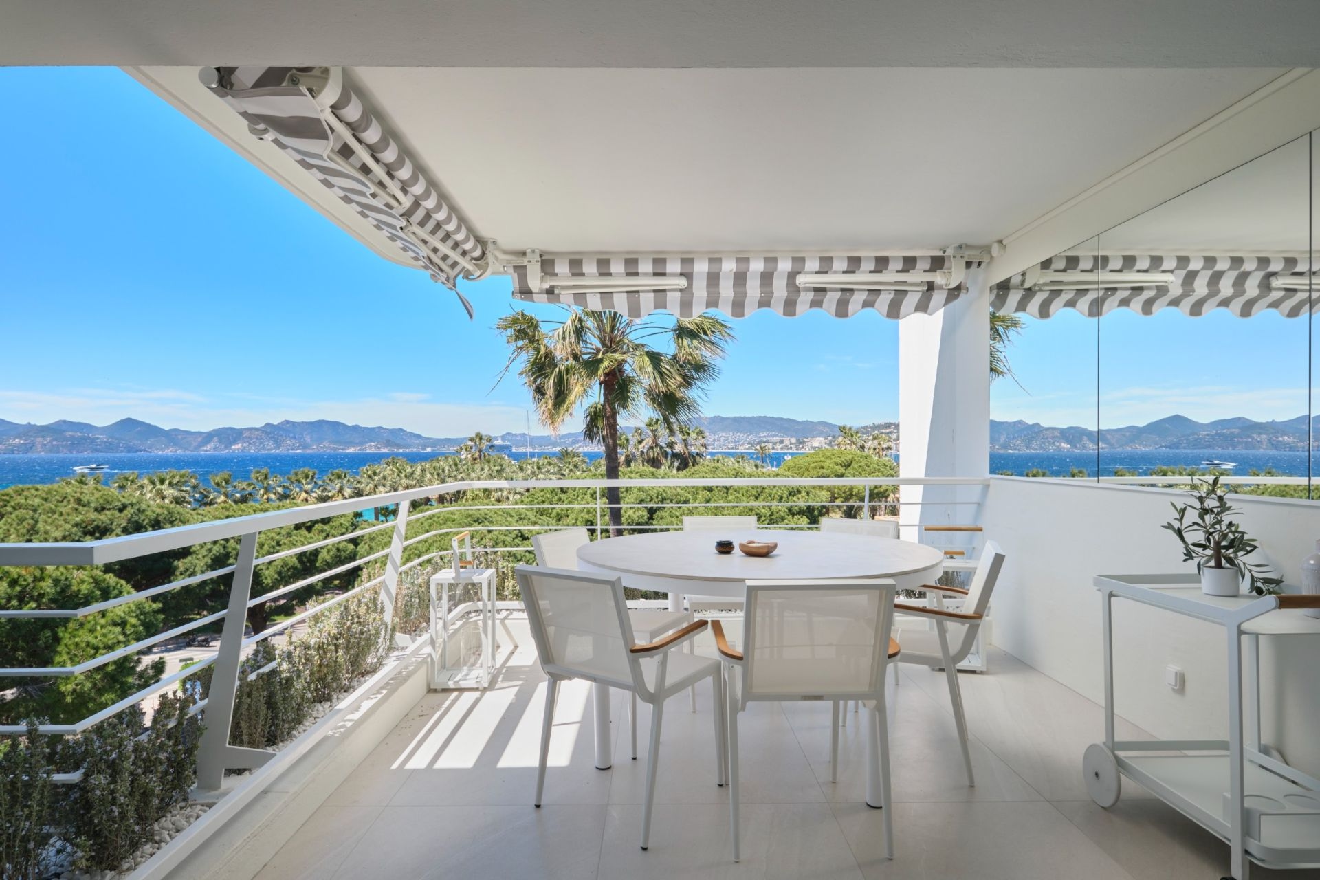 luxury apartment 4 Rooms for sale on CANNES (06400)