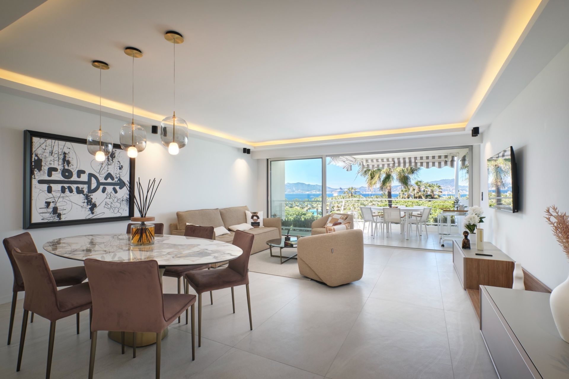 luxury apartment 4 Rooms for sale on CANNES (06400)