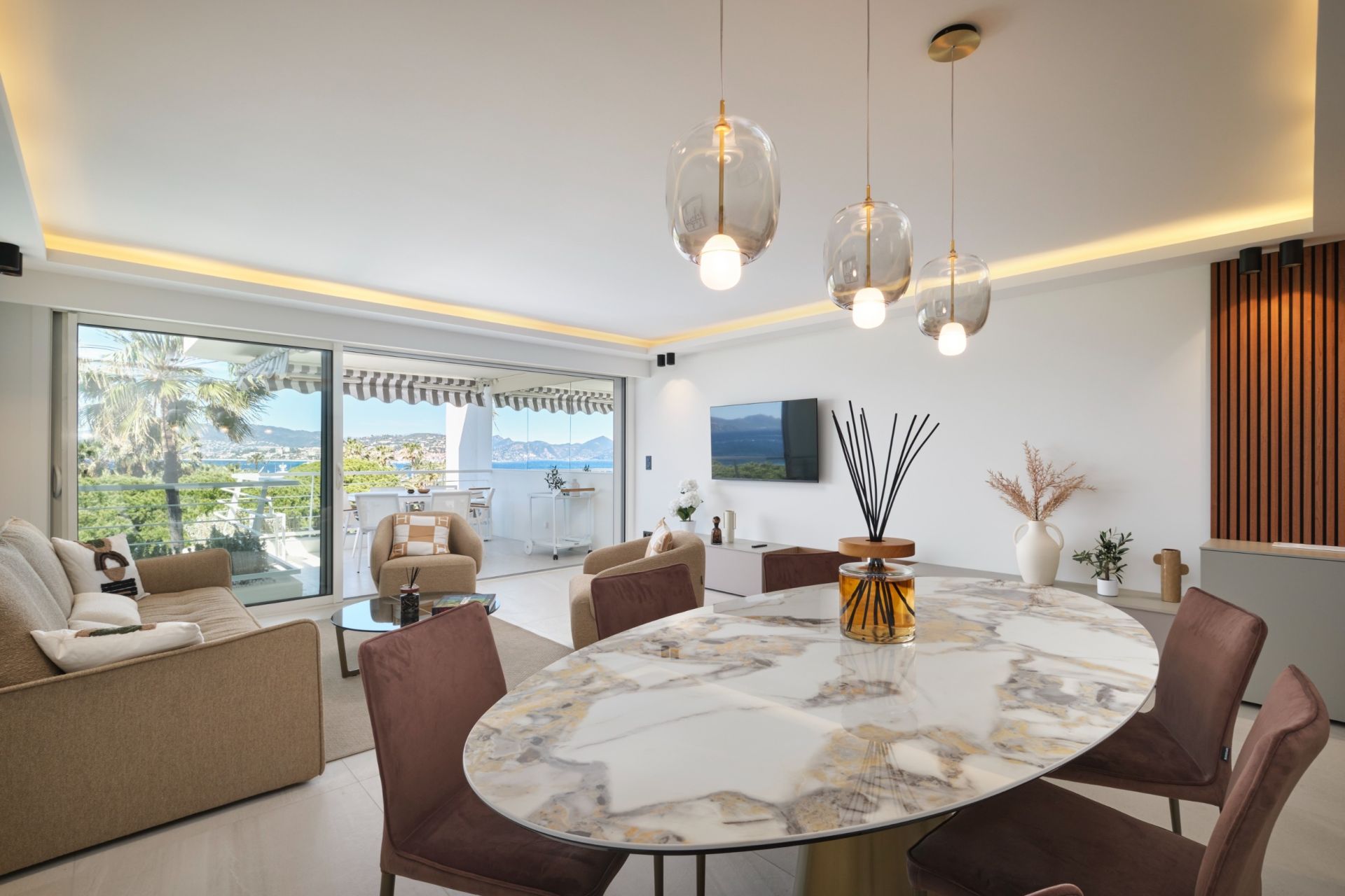 luxury apartment 4 Rooms for sale on CANNES (06400)