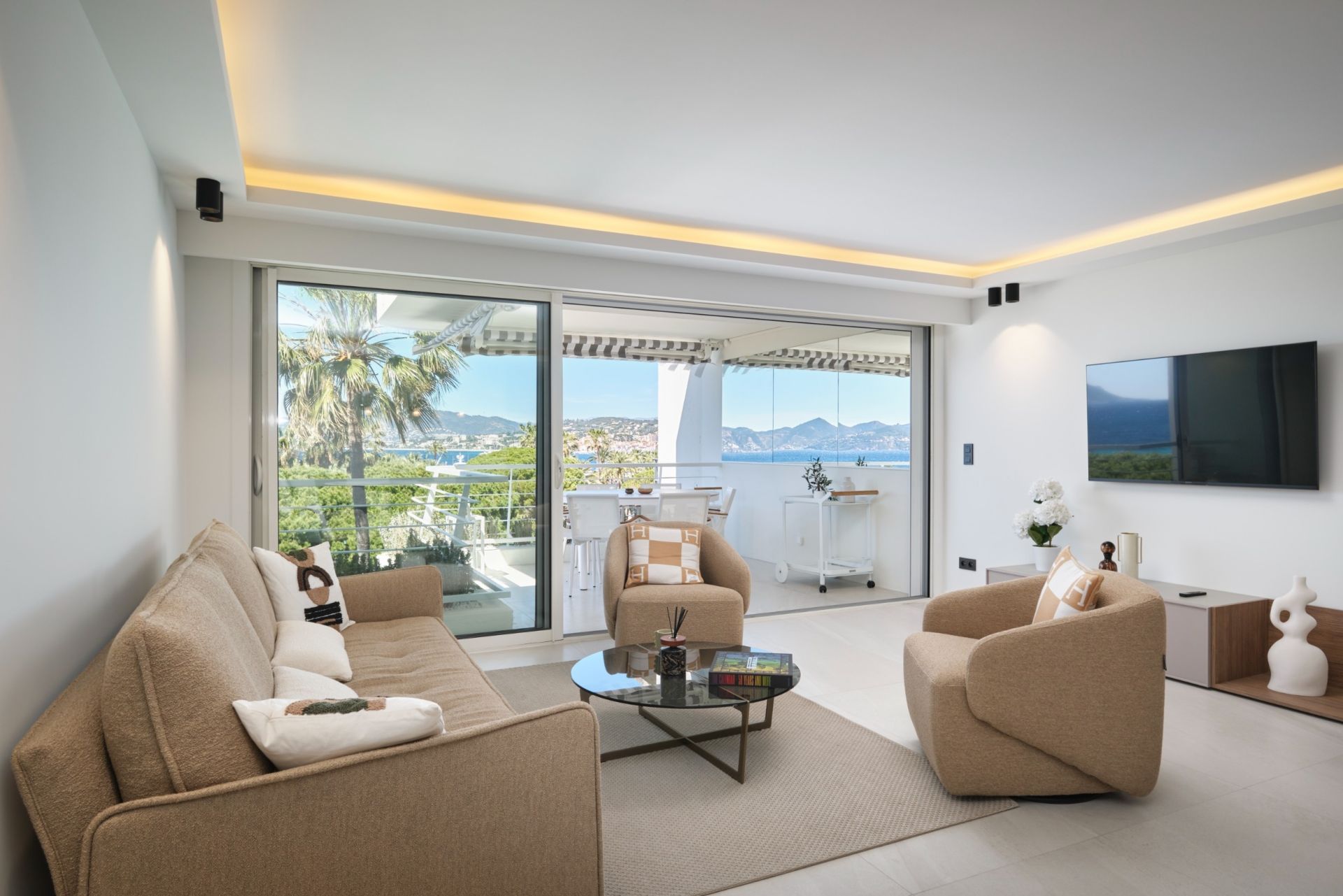 luxury apartment 4 Rooms for sale on CANNES (06400)