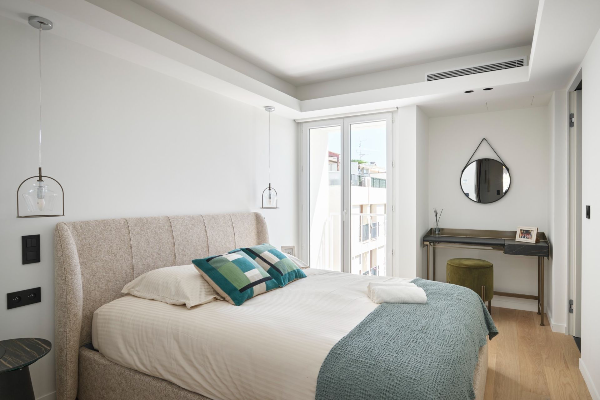 luxury apartment 4 Rooms for sale on CANNES (06400)