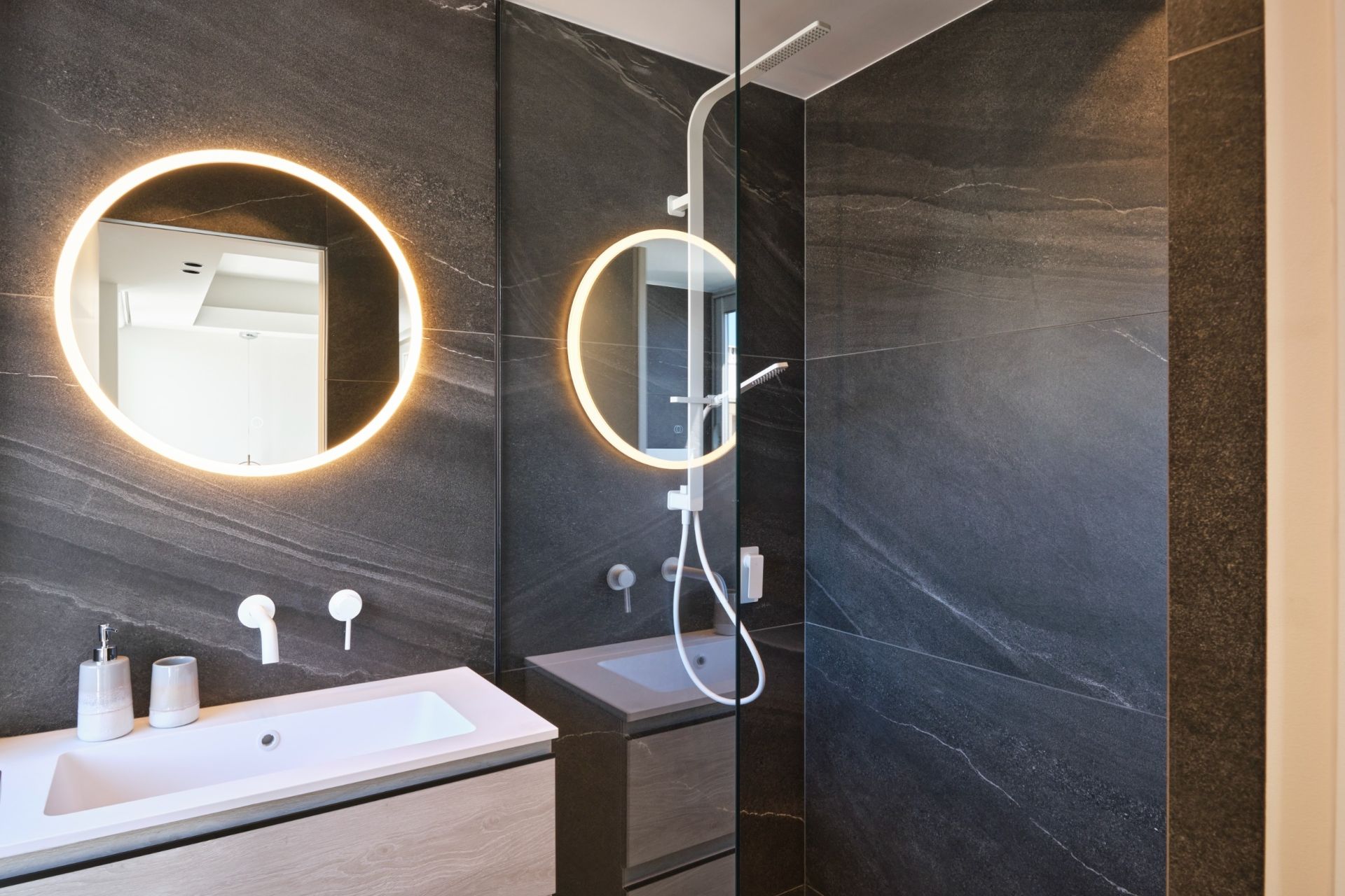 luxury apartment 4 Rooms for sale on CANNES (06400)