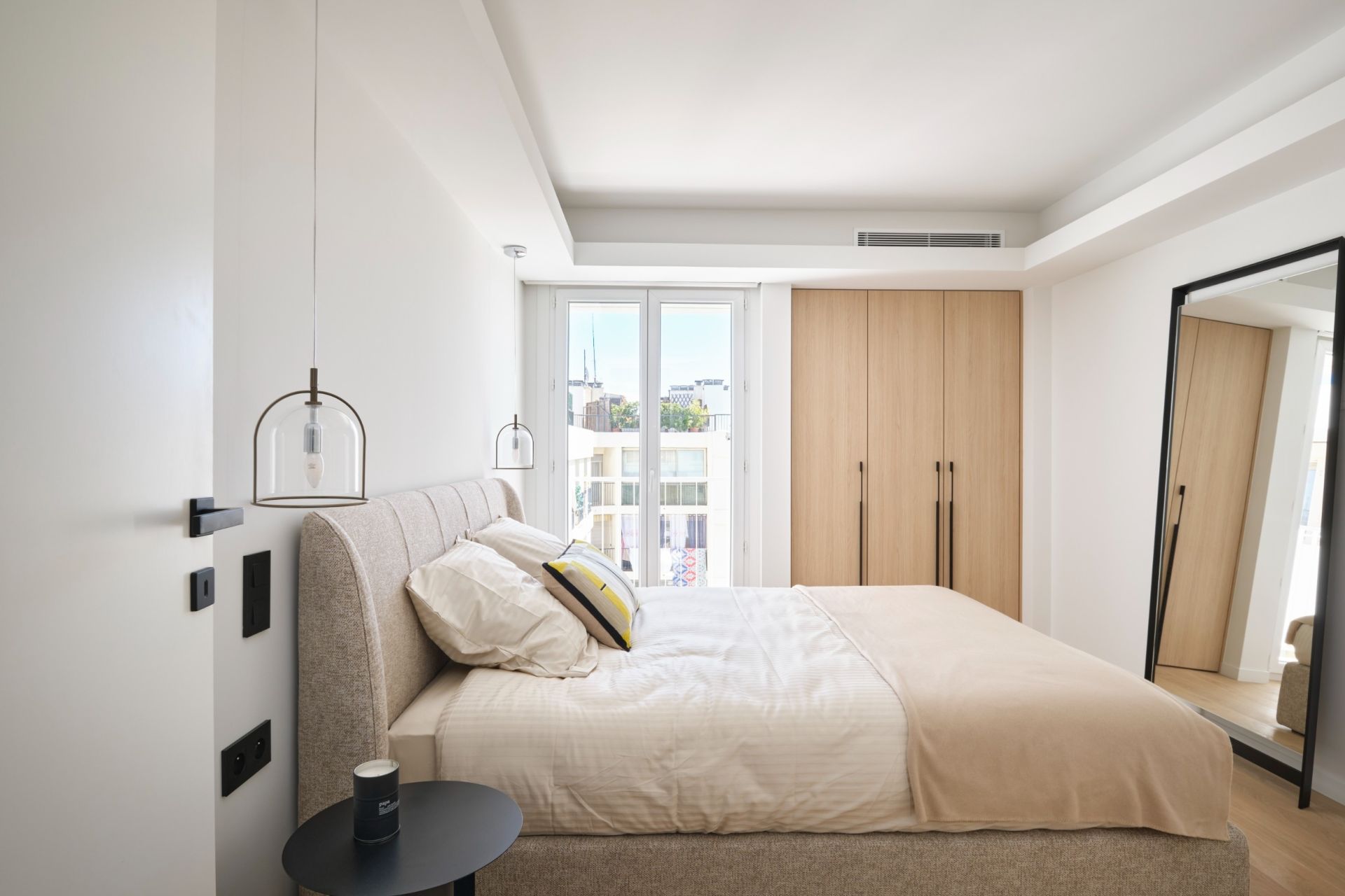 luxury apartment 4 Rooms for sale on CANNES (06400)