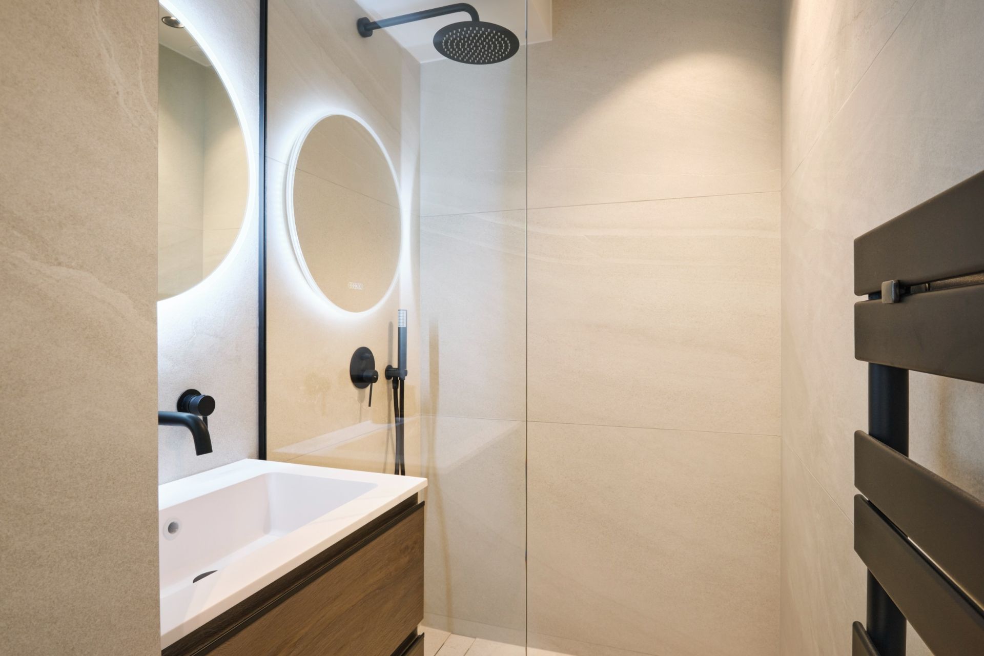 luxury apartment 4 Rooms for sale on CANNES (06400)